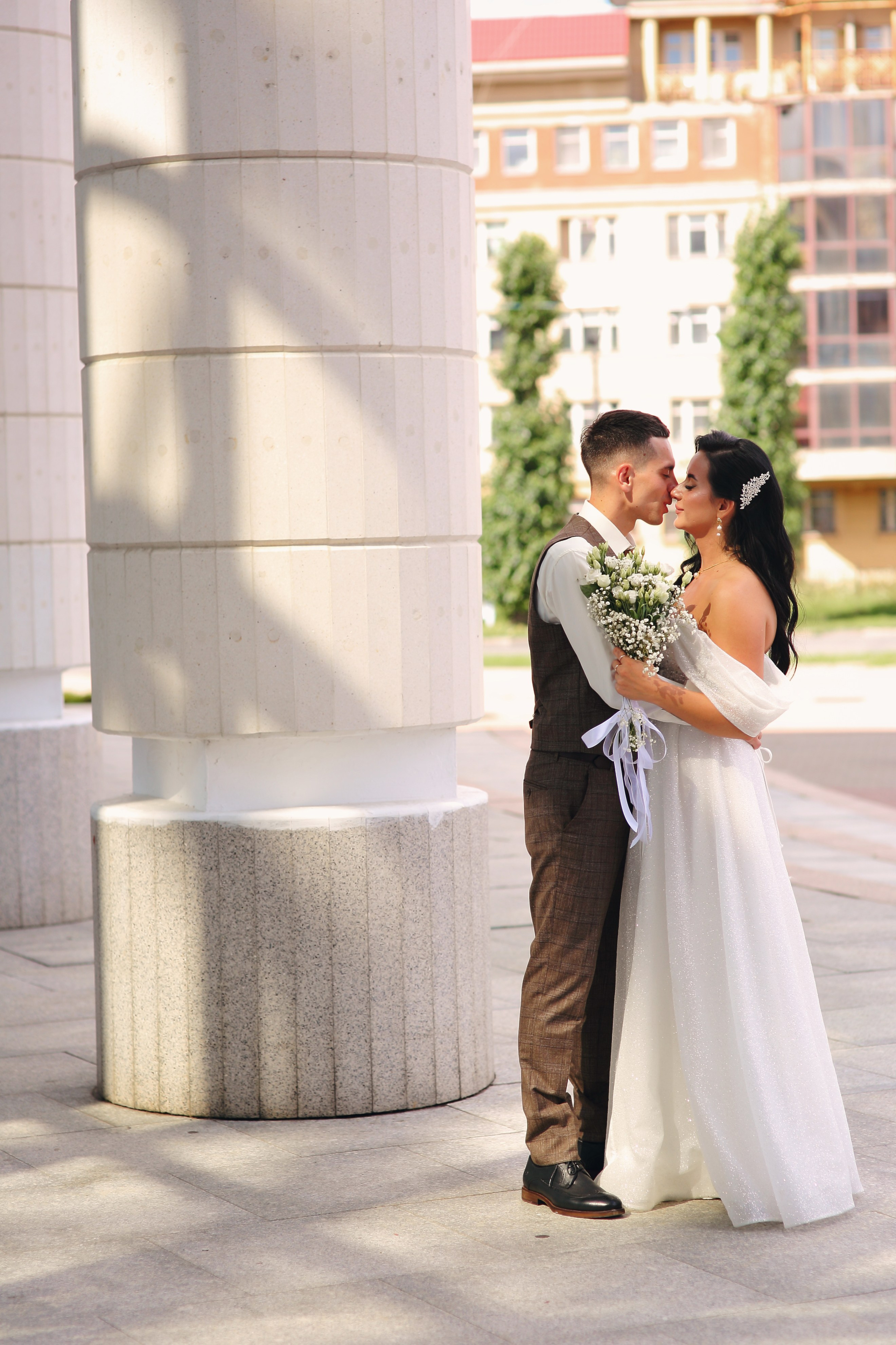 Съемка пары Марии и Ильи, гуляющих по городу. Свадебный и репортажный фотограф в Ярославле и Санкт-Петербурге Роман Микрюков