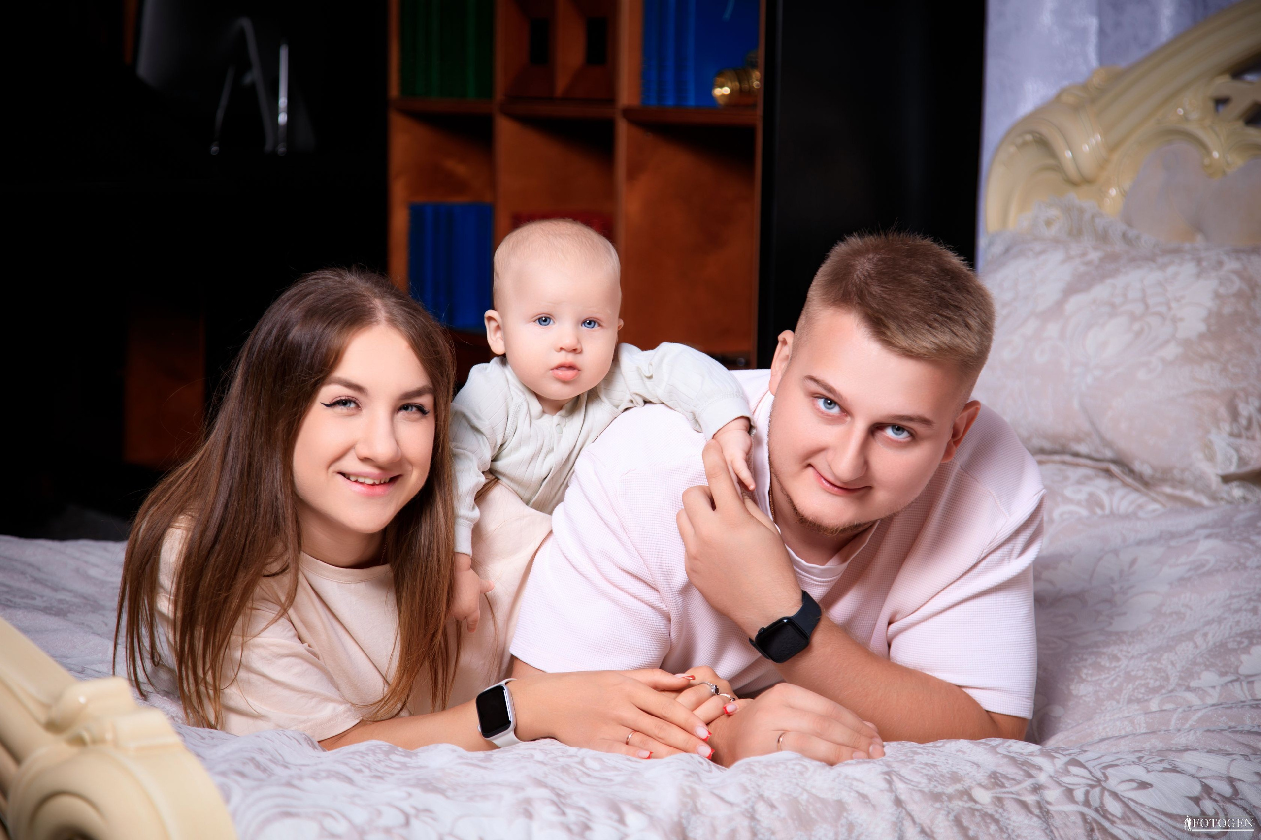 Семейная фотосессия: мама, папа и малыш | Портфолио Fotogen. Интерьерная фотостудия FOTOGEN г. Краснодар