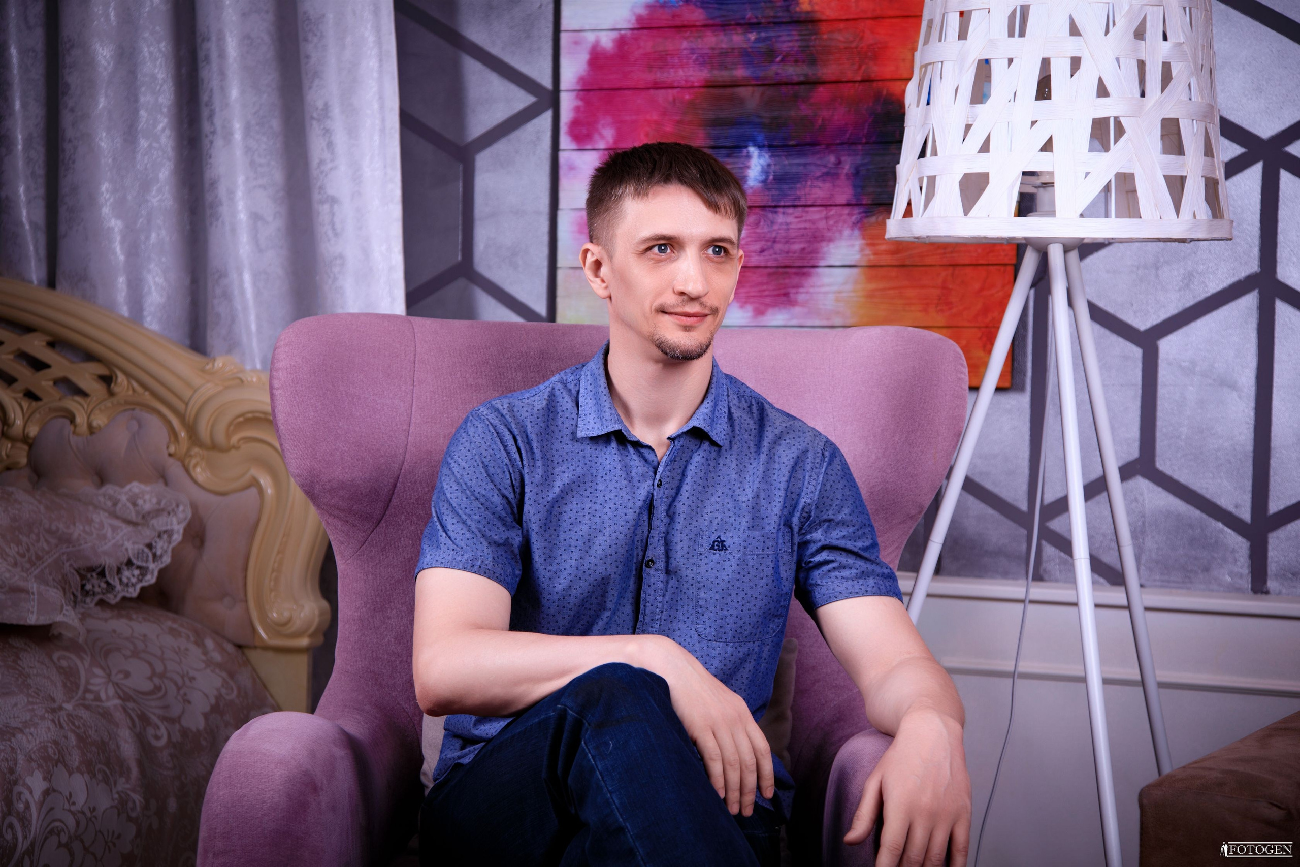 Профессиональная мужская фотосессия в Fotogen: Ваша история в кадре. Интерьерная фотостудия FOTOGEN г. Краснодар