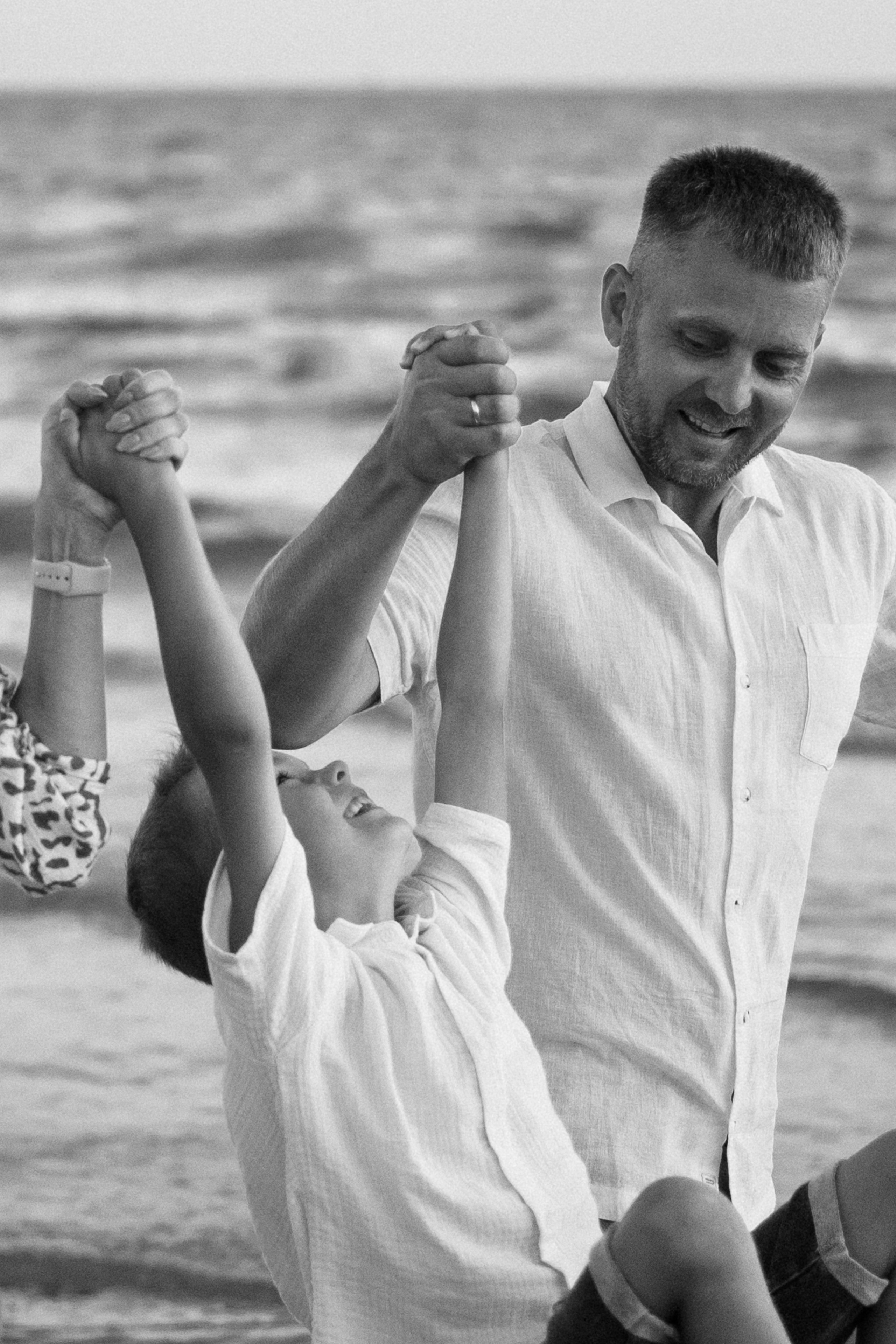 Фотограф Абрау-Дюрсо создал портрет трех поколений семьи среди виноградных лоз