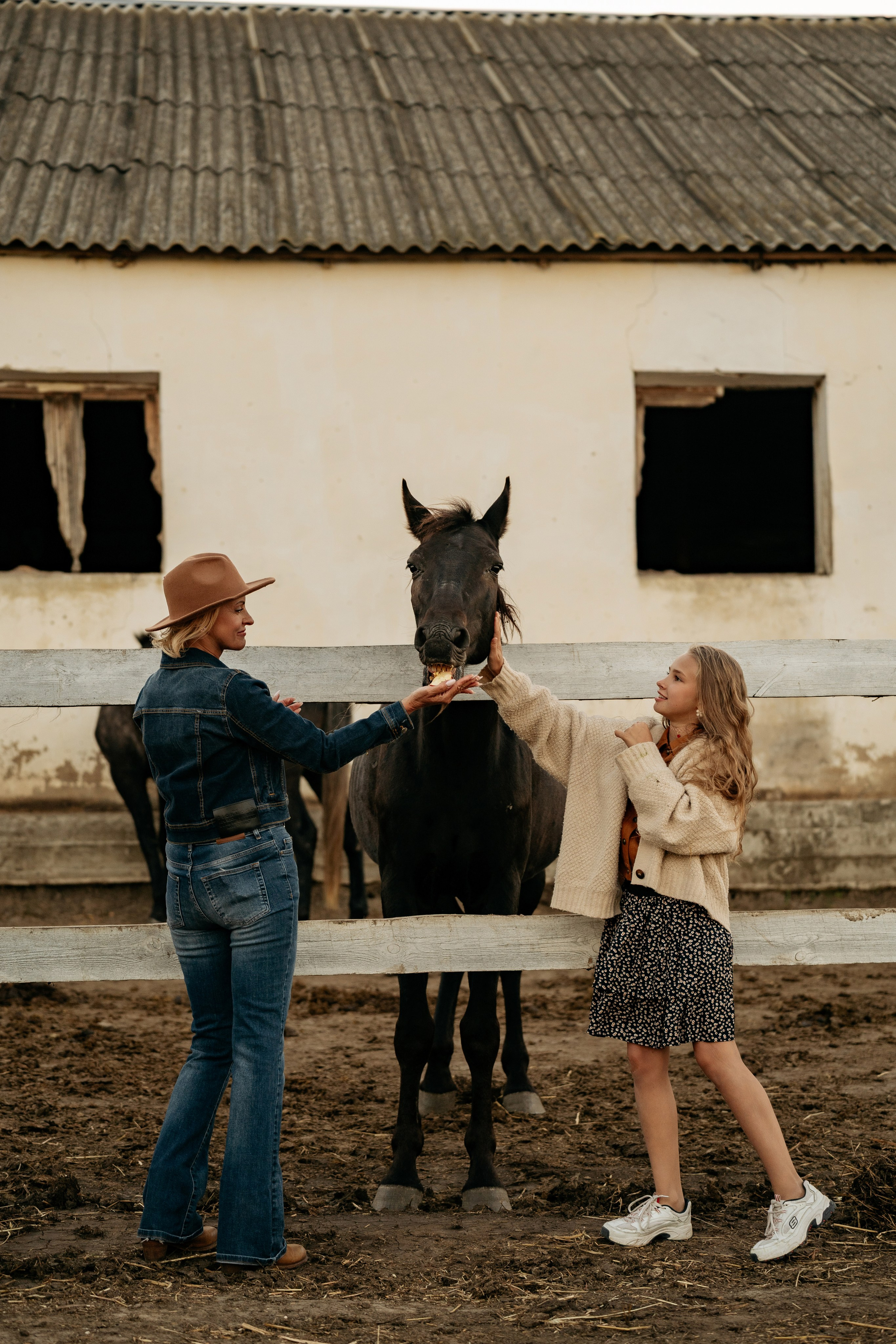 Семейный портрет на фоне лошадей в Анапе. Эко-туристический комплекс «Ферма». Профессиональный фотограф Анапа.