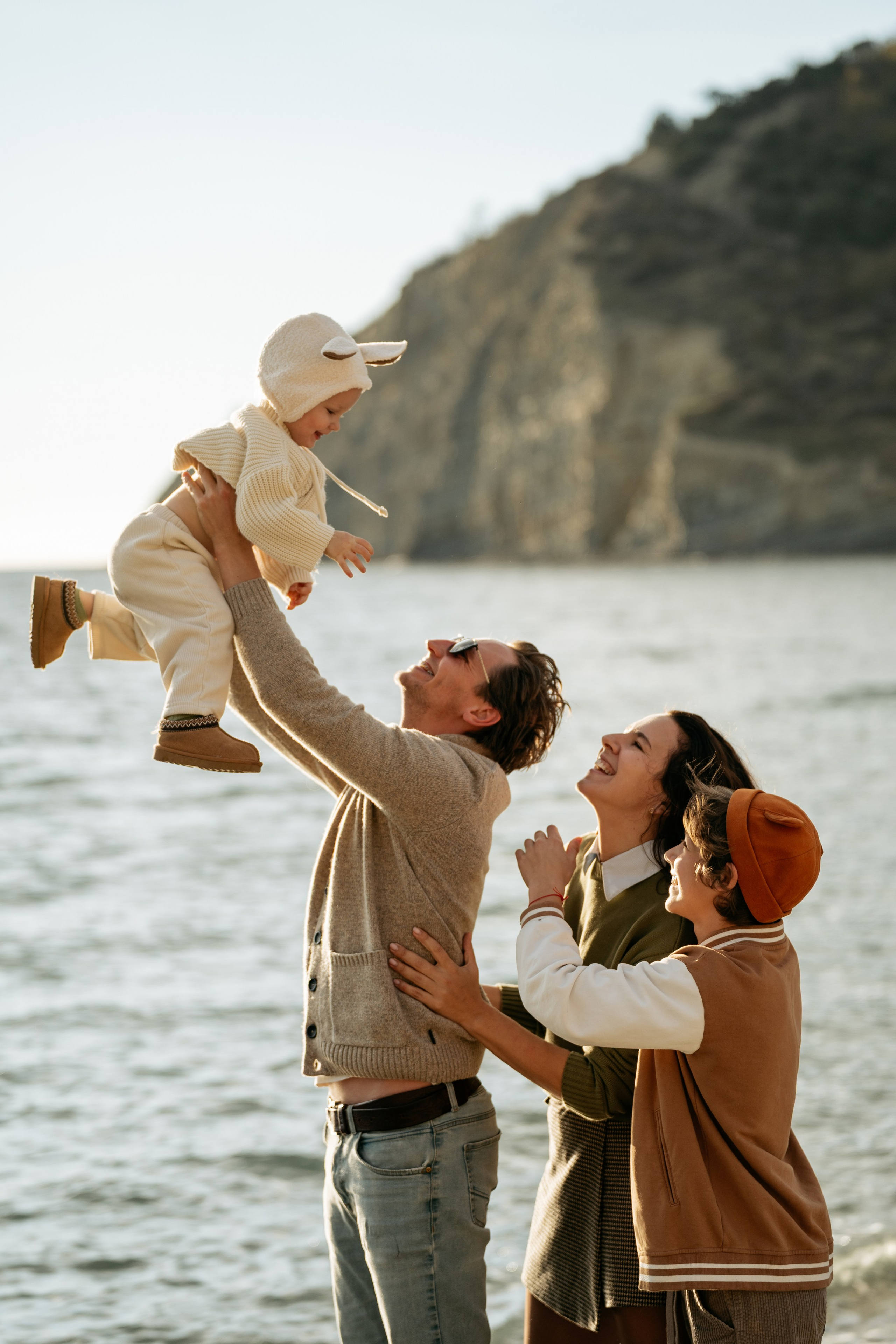 Осенняя фотосессия семьи на побережье Новороссийска. Теплые свитера, шарфы и объятия на фоне осеннего Черного моря.