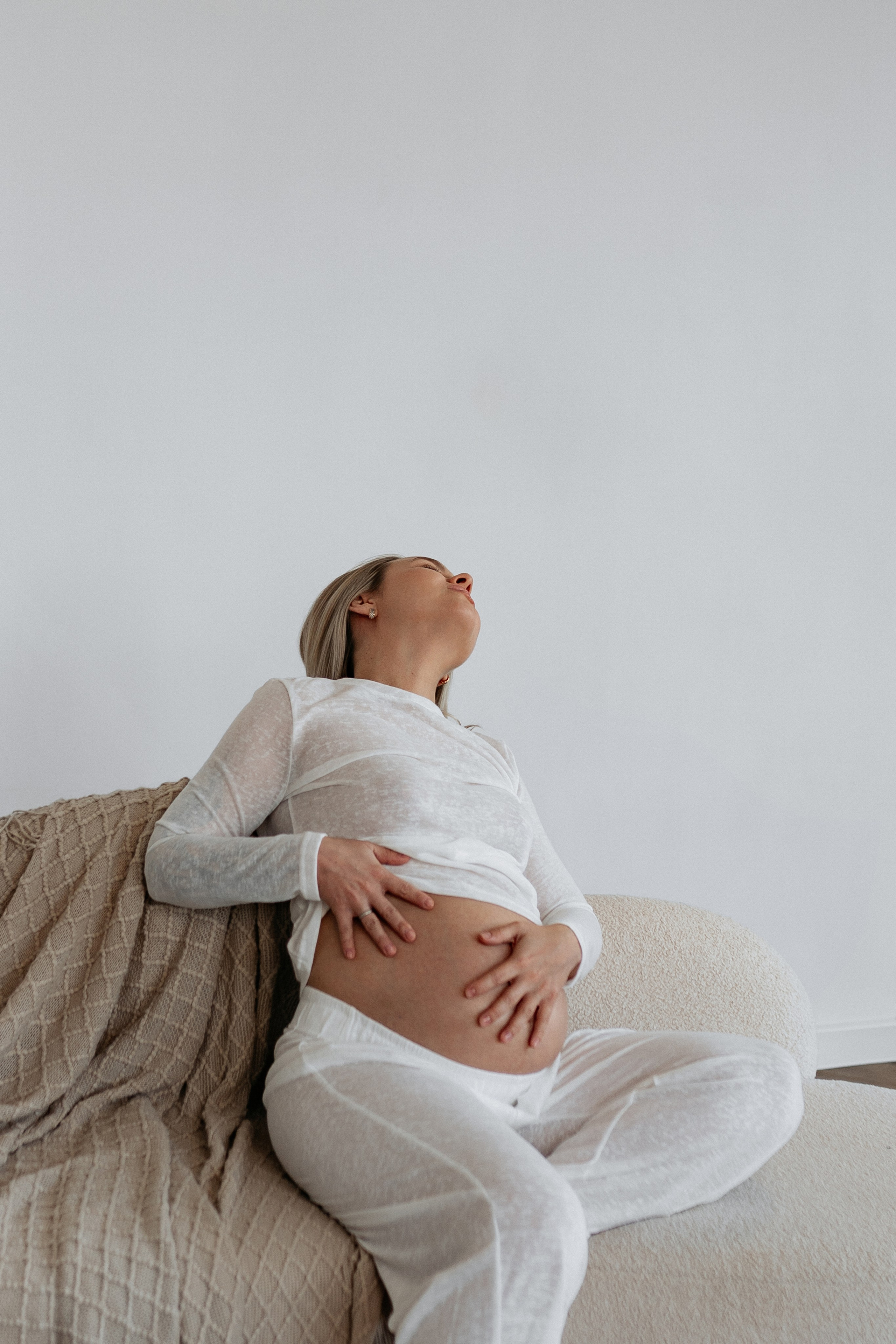 Забронировать студийную съемку для беременных в Геленджике. Фотограф с опытом создания лаконичных и стильных портфолио.