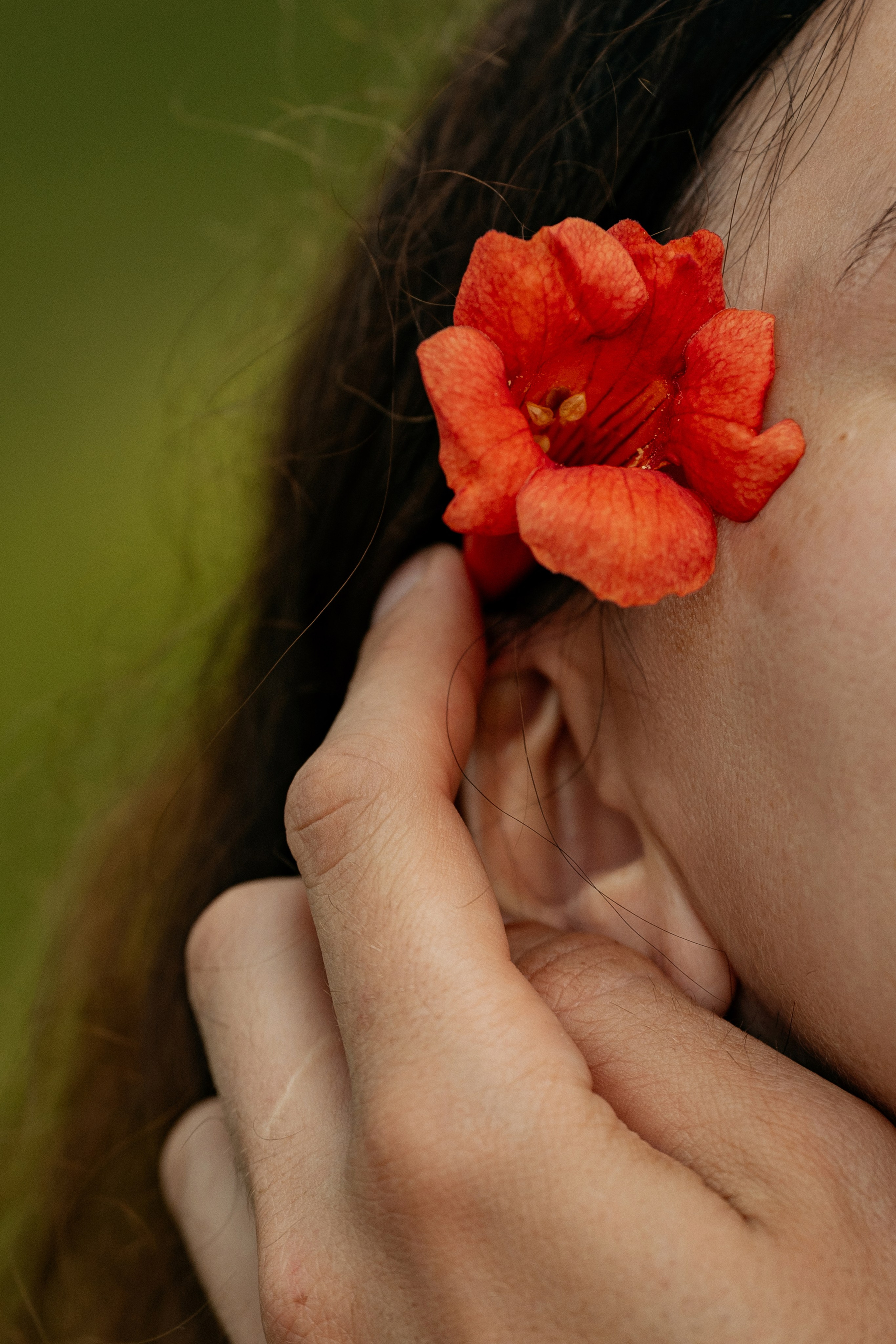 Детали, красивый портрет с цветком, фотосессия в Абрау-Дюрсо