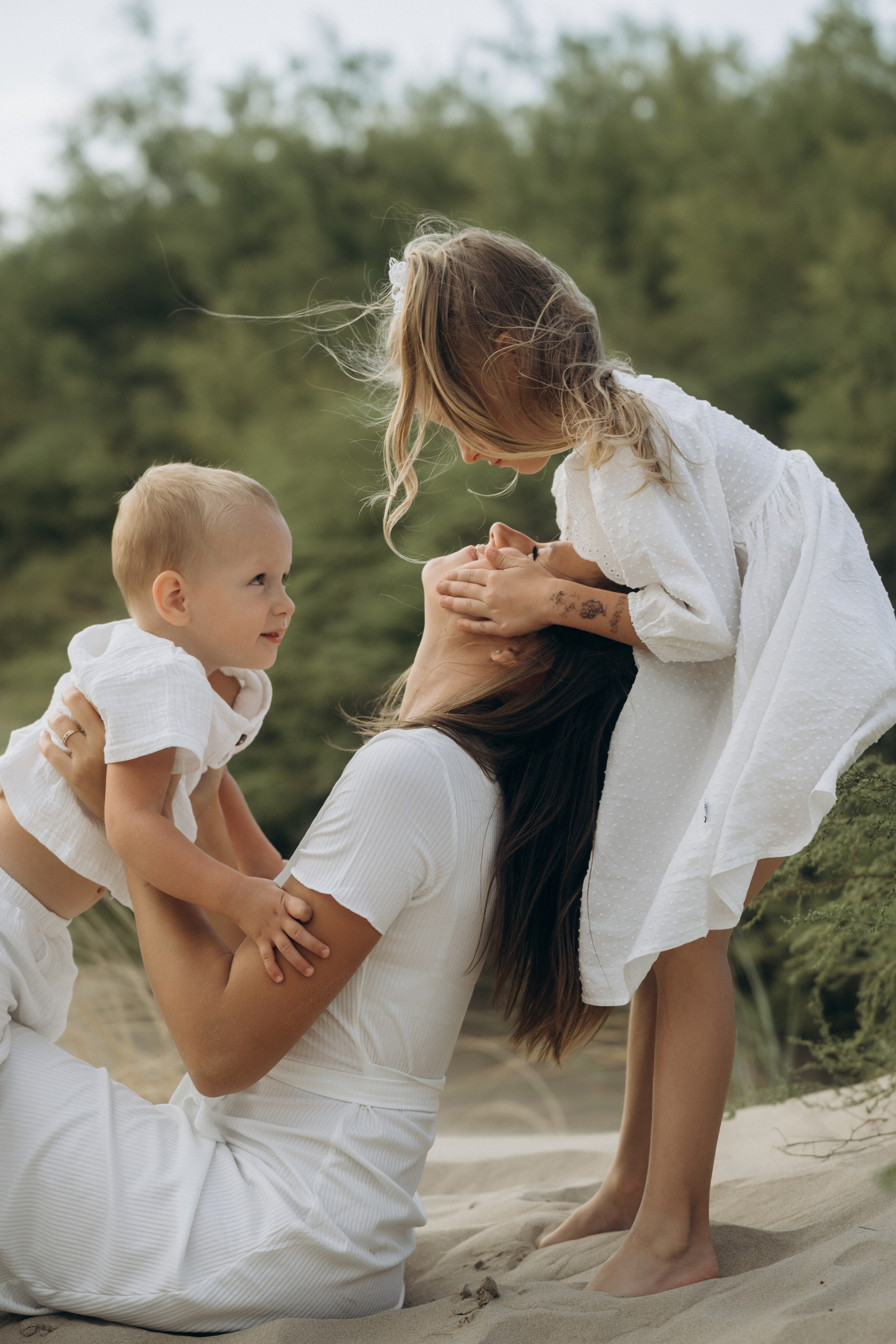 Новороссийская нежность: папа учит малыша делать "ангелочков" на мокром песке, фотограф Новороссийск 