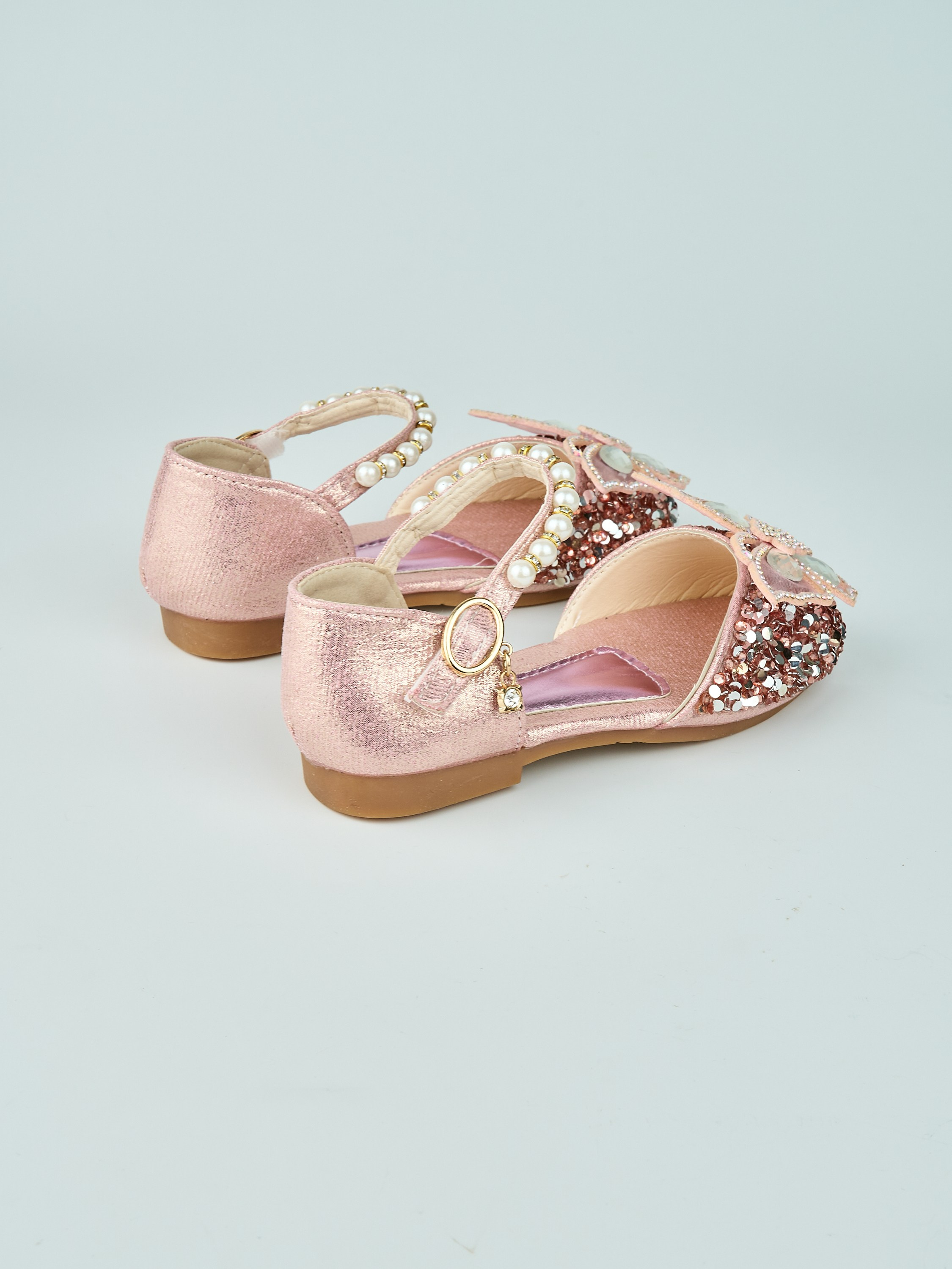 Каталожная фотосъёмка детских туфель для Wildberries