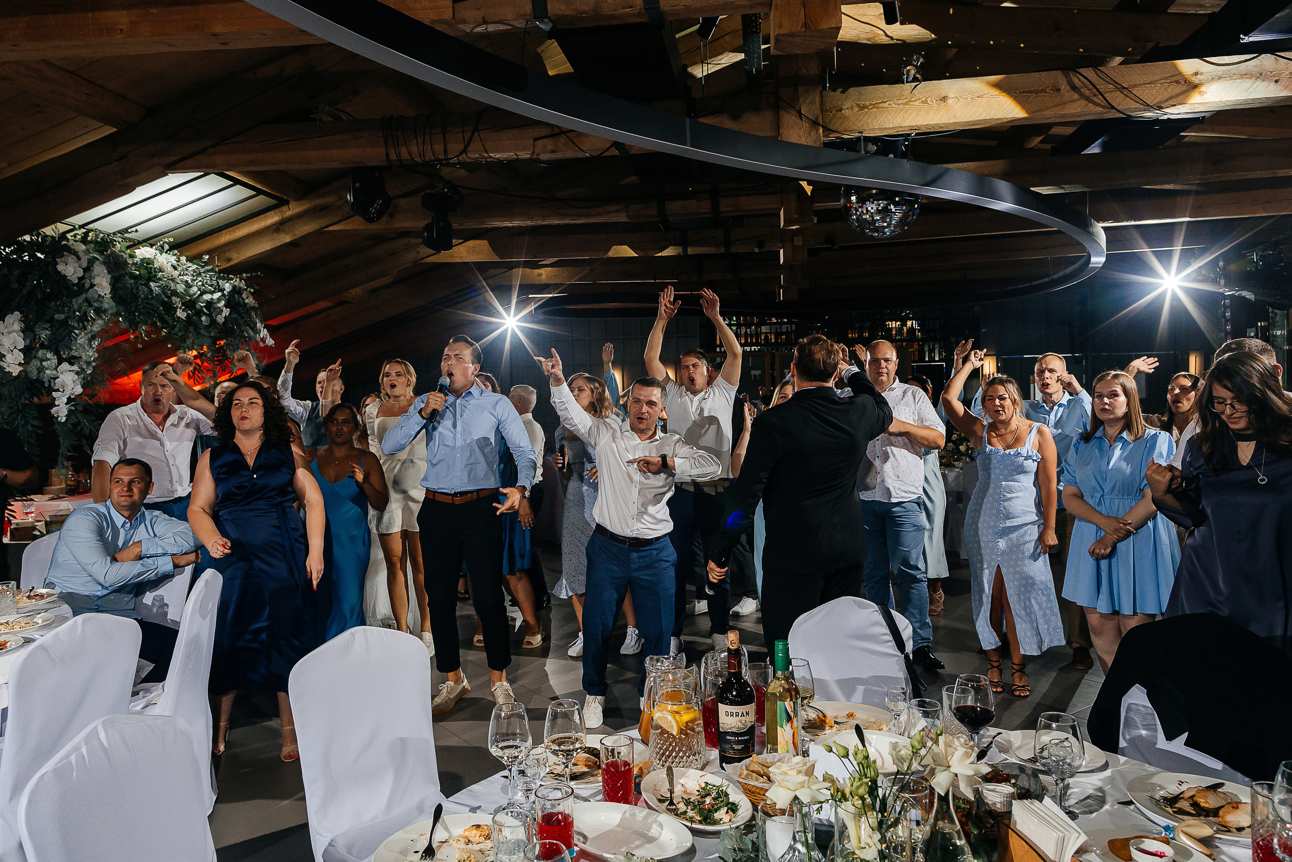 Трогательная выездная церемония в уютном дворике отеля. Олег Сверчков | Свадебный фотограф Вологда