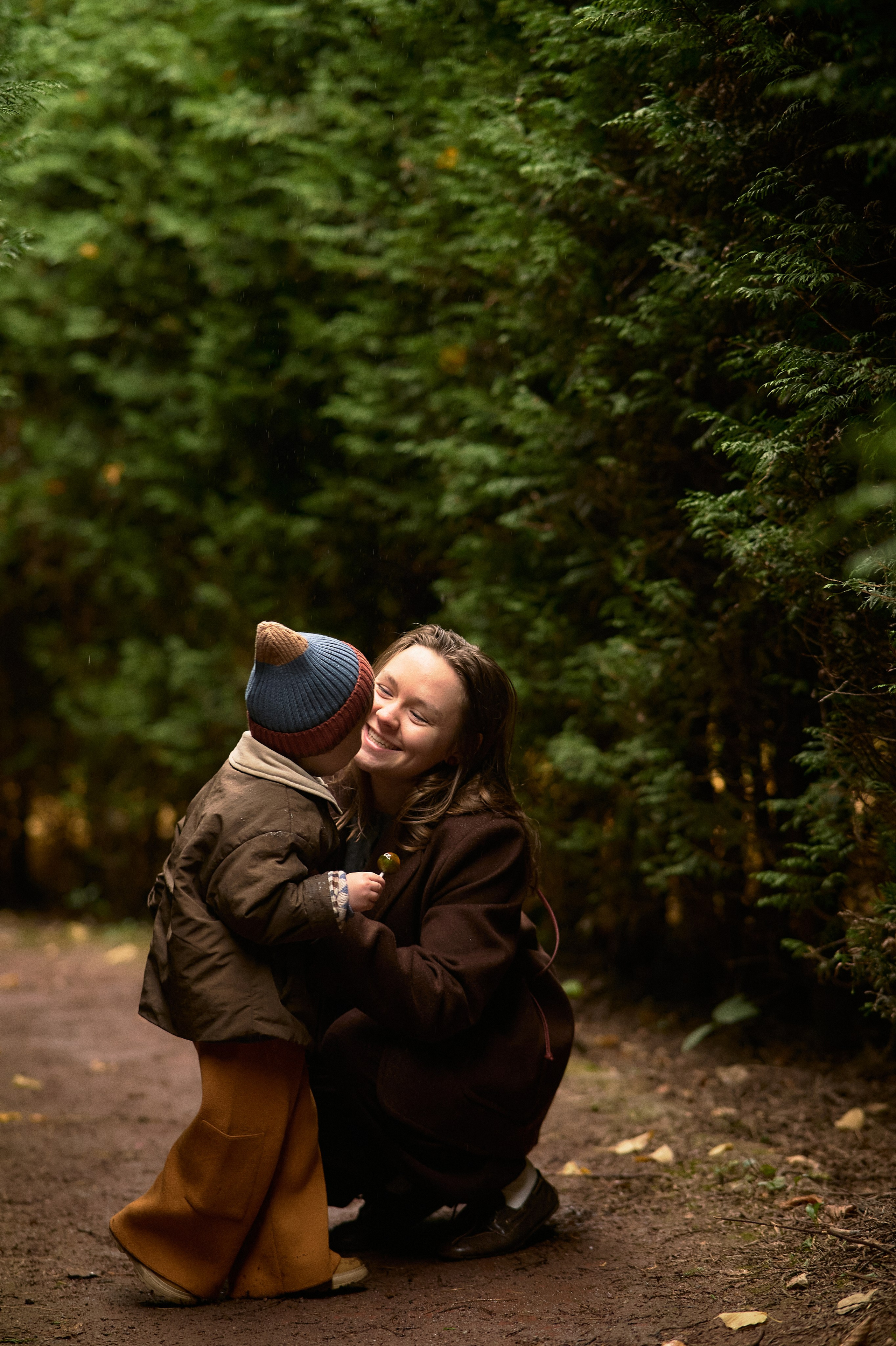 Света и Илюша под дождём. Семейный и свадебный lifestyle-фотограф в Москве Мария Петрова