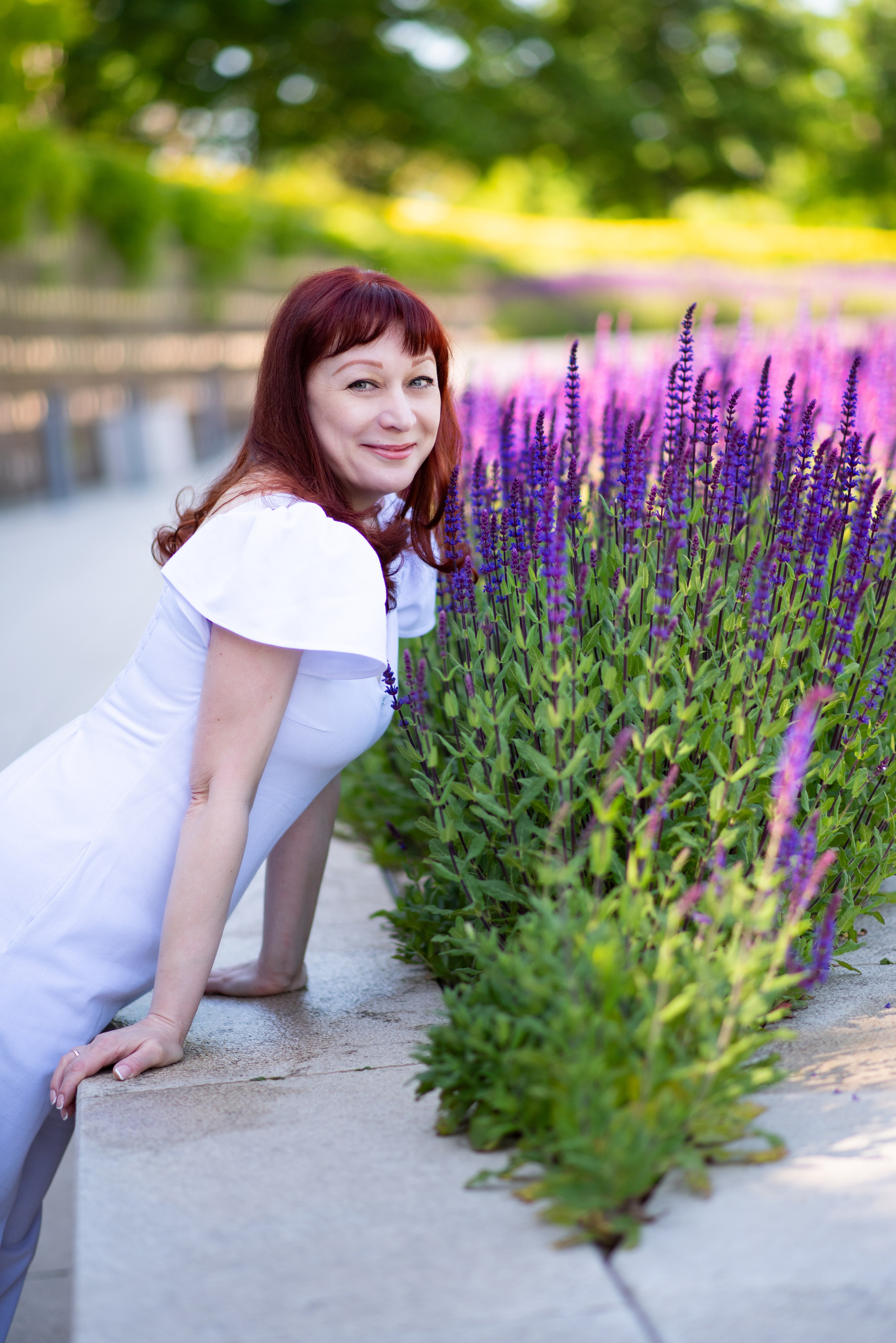 Людмила с шалфеем в парке Галицкого. Фотограф в Краснодаре Анна Карелина
