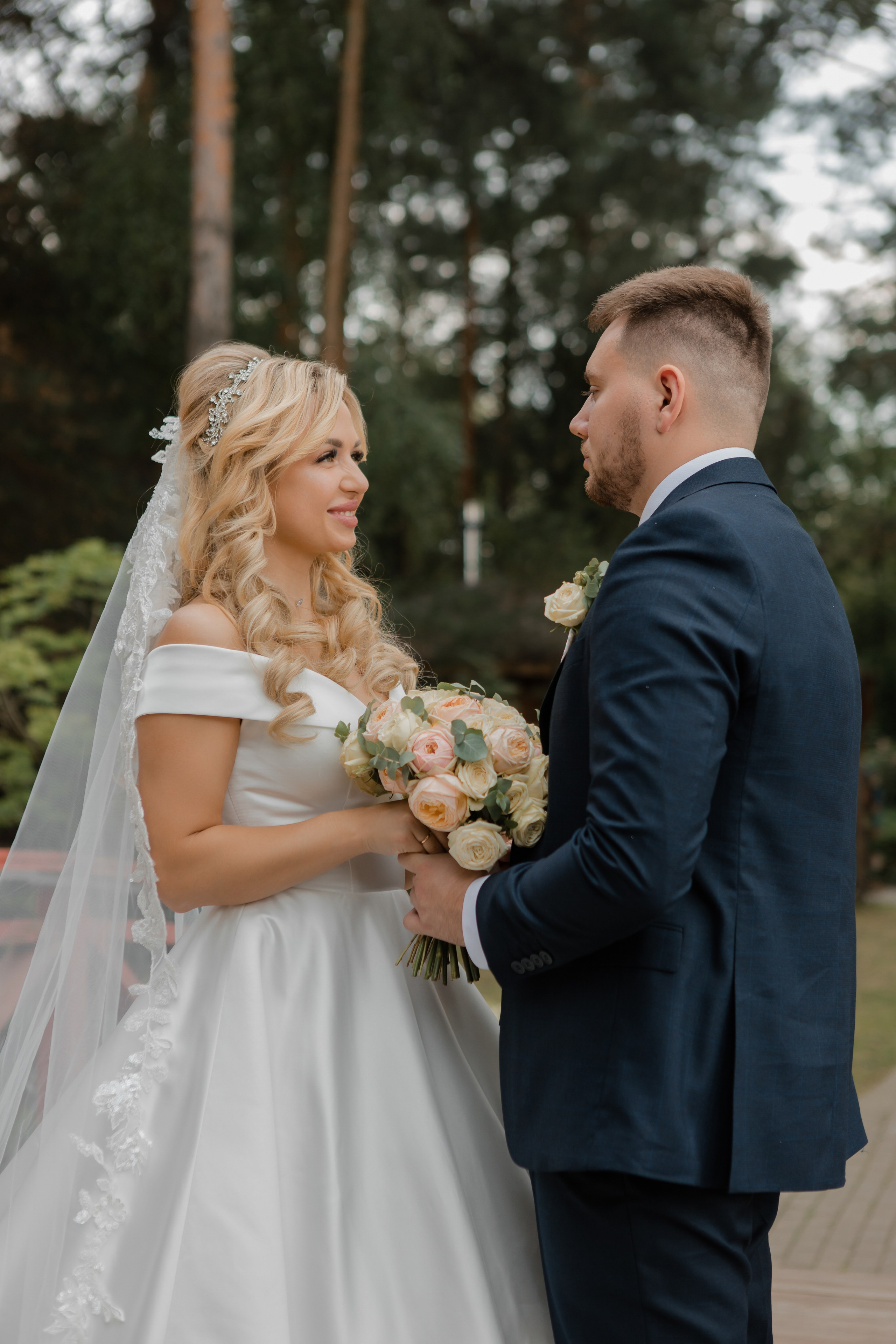 Юрий и Кристина. Видеосъемка и фотосъемка свадеб. Фотограф и оператор на свадьбу. Видеосъемка подкастов, собственная видео-фотостудии. Предметная фотосъемка