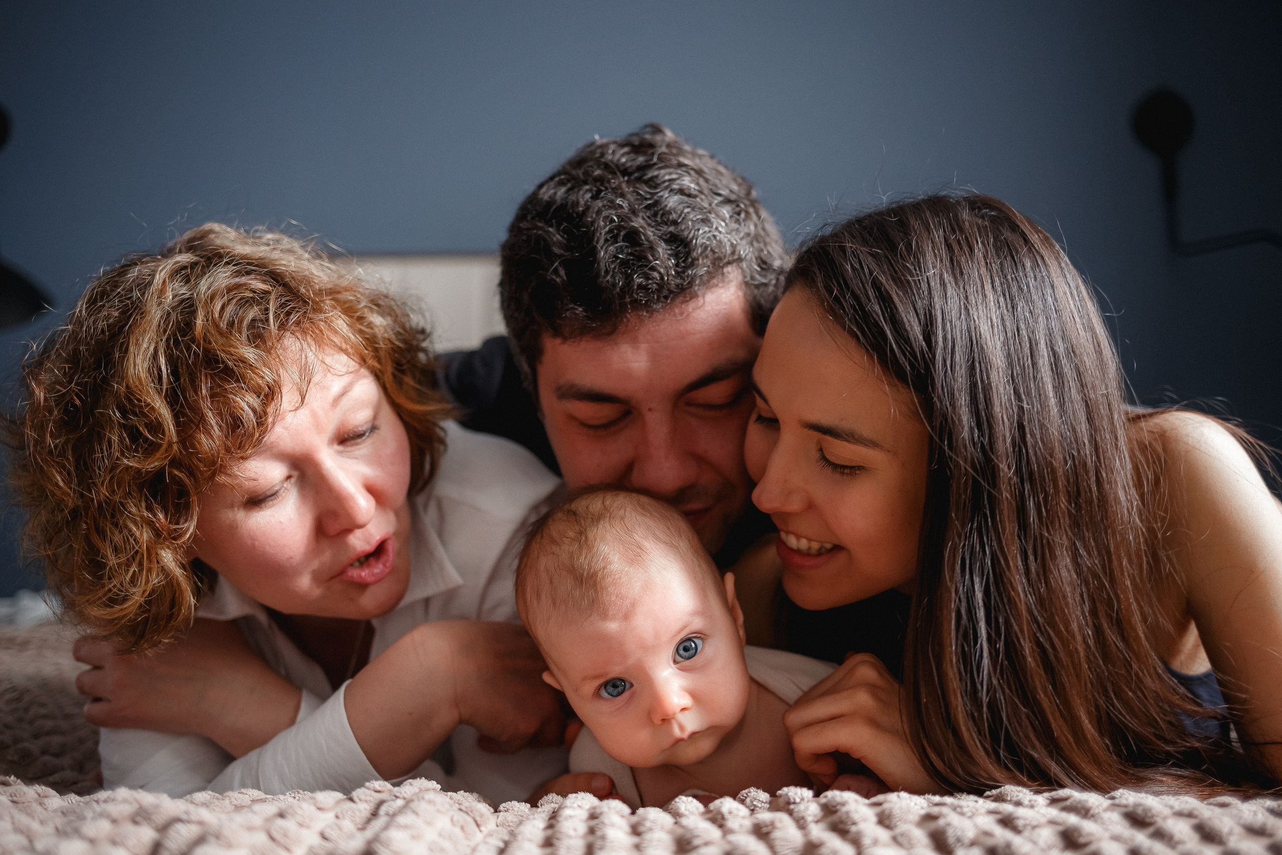 Малышка Катя, родители и бабушка. Домашняя съёмка. Фотограф в Москве Базанова Дарья