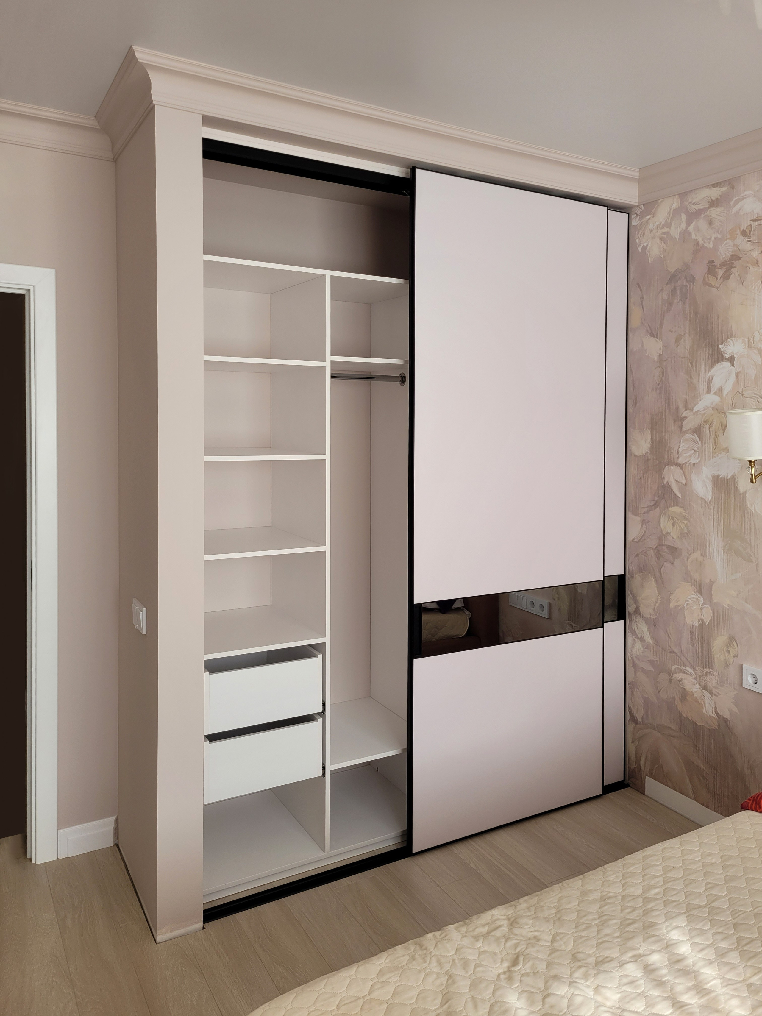 Шкафы, гардеробные и прихожие на заказ в Евпатории. Мебель на заказ в Евпатории