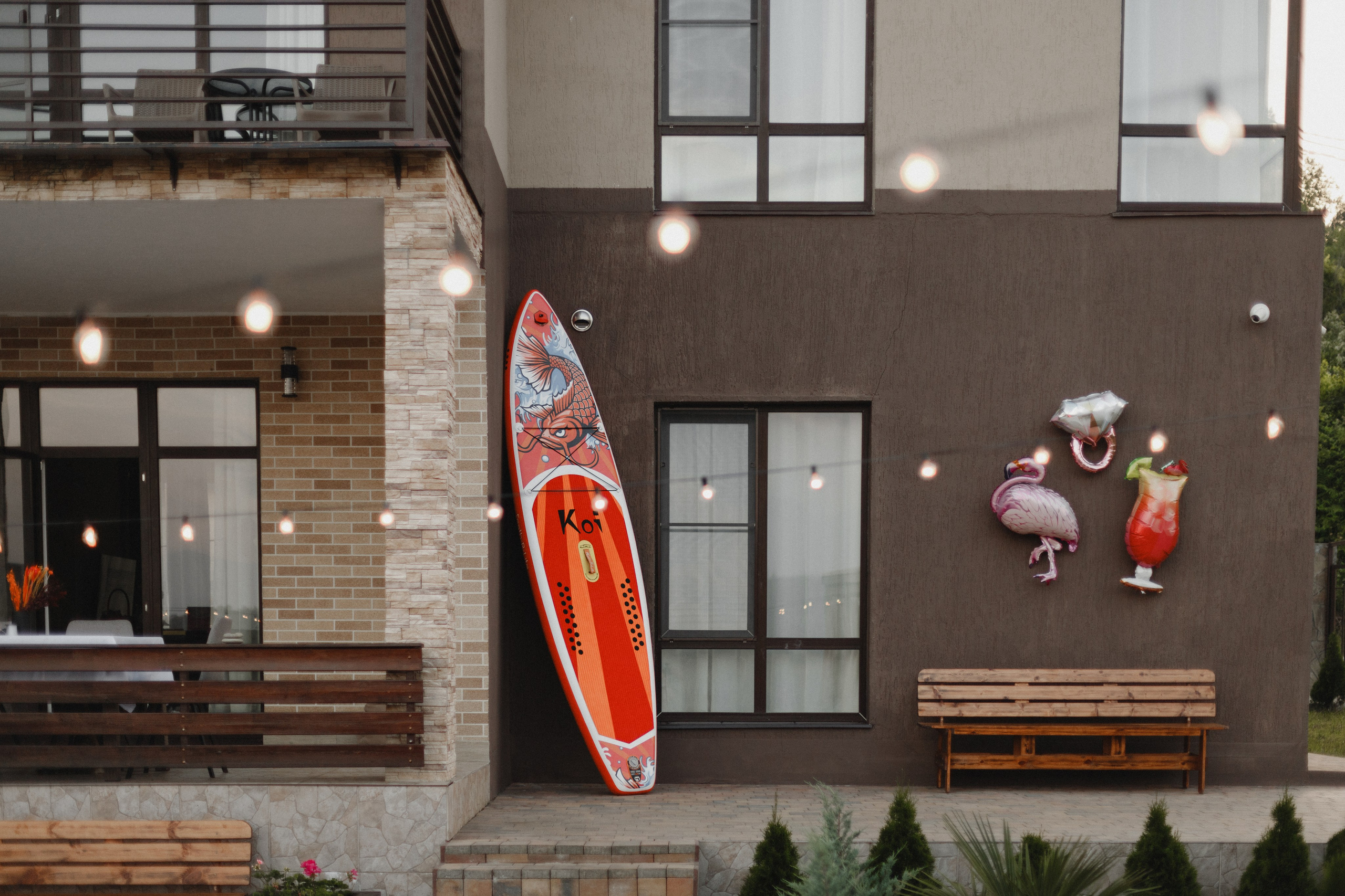 Фотосессия вечеринки у бассейна с видом на горы. Свадебный, репортажный и портретный фотограф Сочи, Краснодар. Александра Зайцева