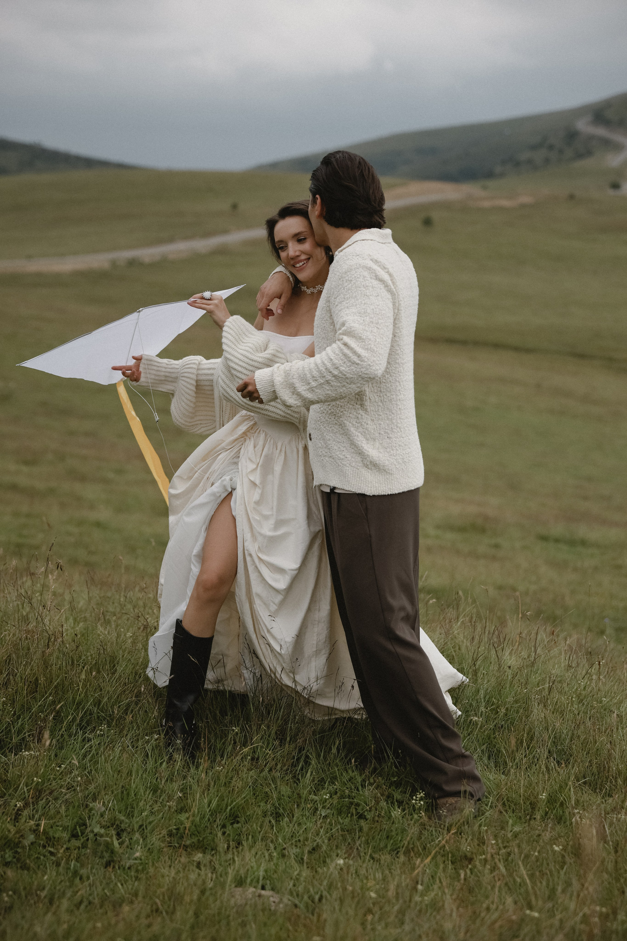 Утро невесты в глэмпинге свадебная фотосессия на Джилы-Су Приэльбрусье. Свадебный, репортажный и портретный фотограф Сочи, Краснодар. Александра Зайцева