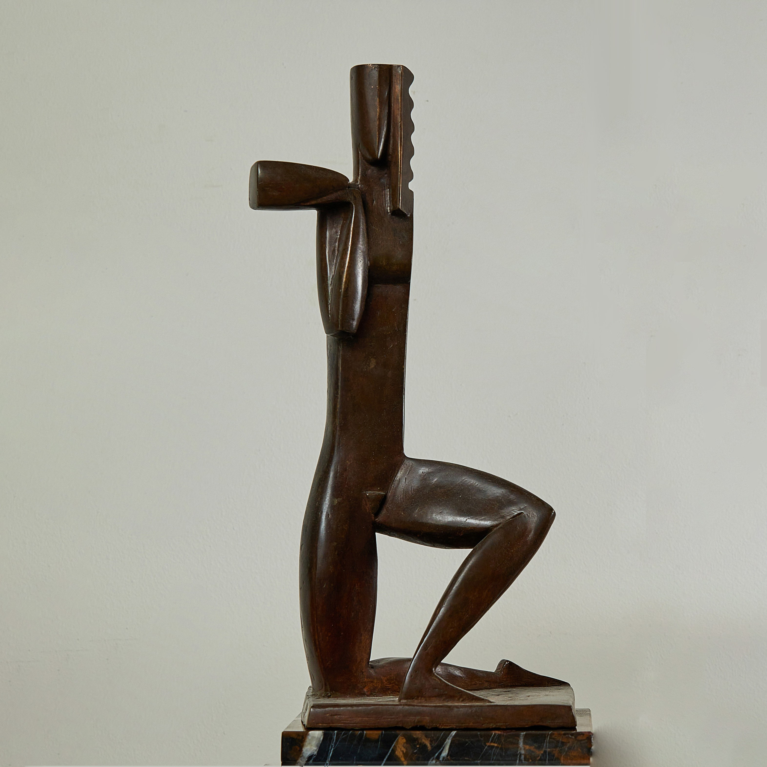 Скульптура кабинетная выглядит красиво и ее можно сделать на заказ в Москве 