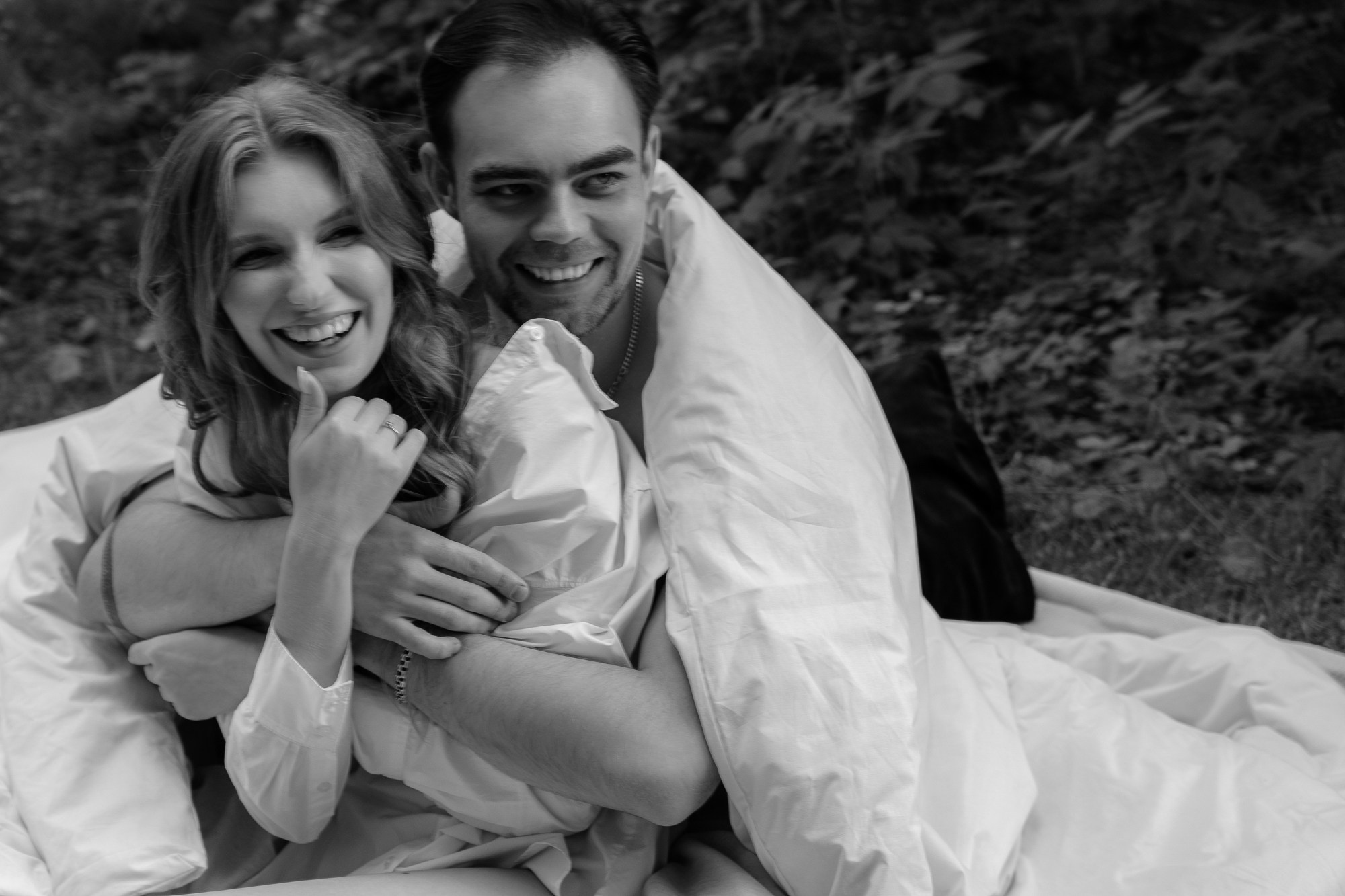 Черно-белая свадьба с вечерней церемонией под деревом. Свадебный фотограф Элли Федосеева