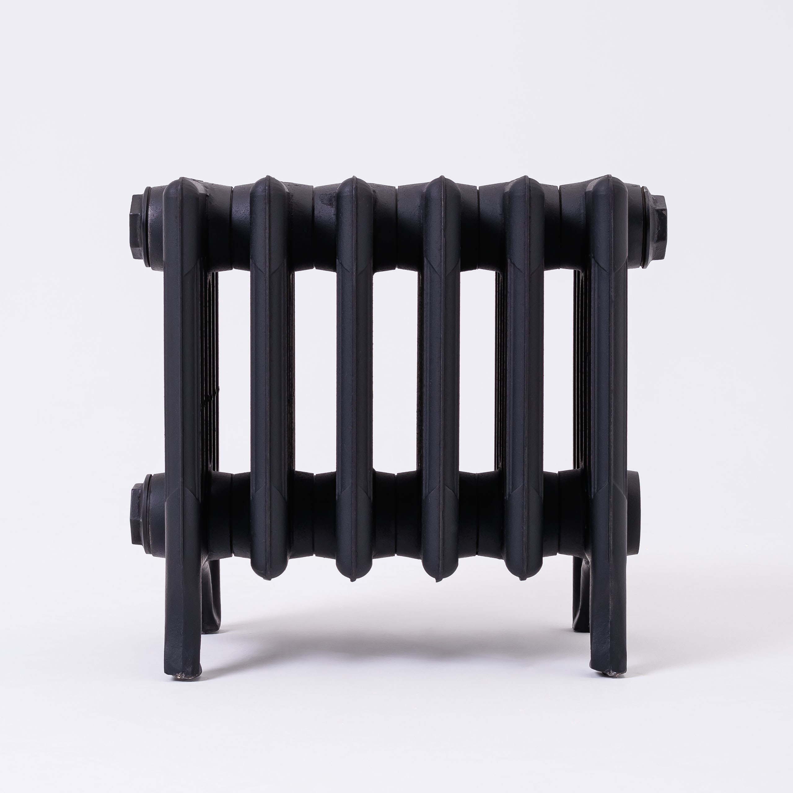 Предметные фотографии дизайнерских радиаторов отопления в стиле ретро