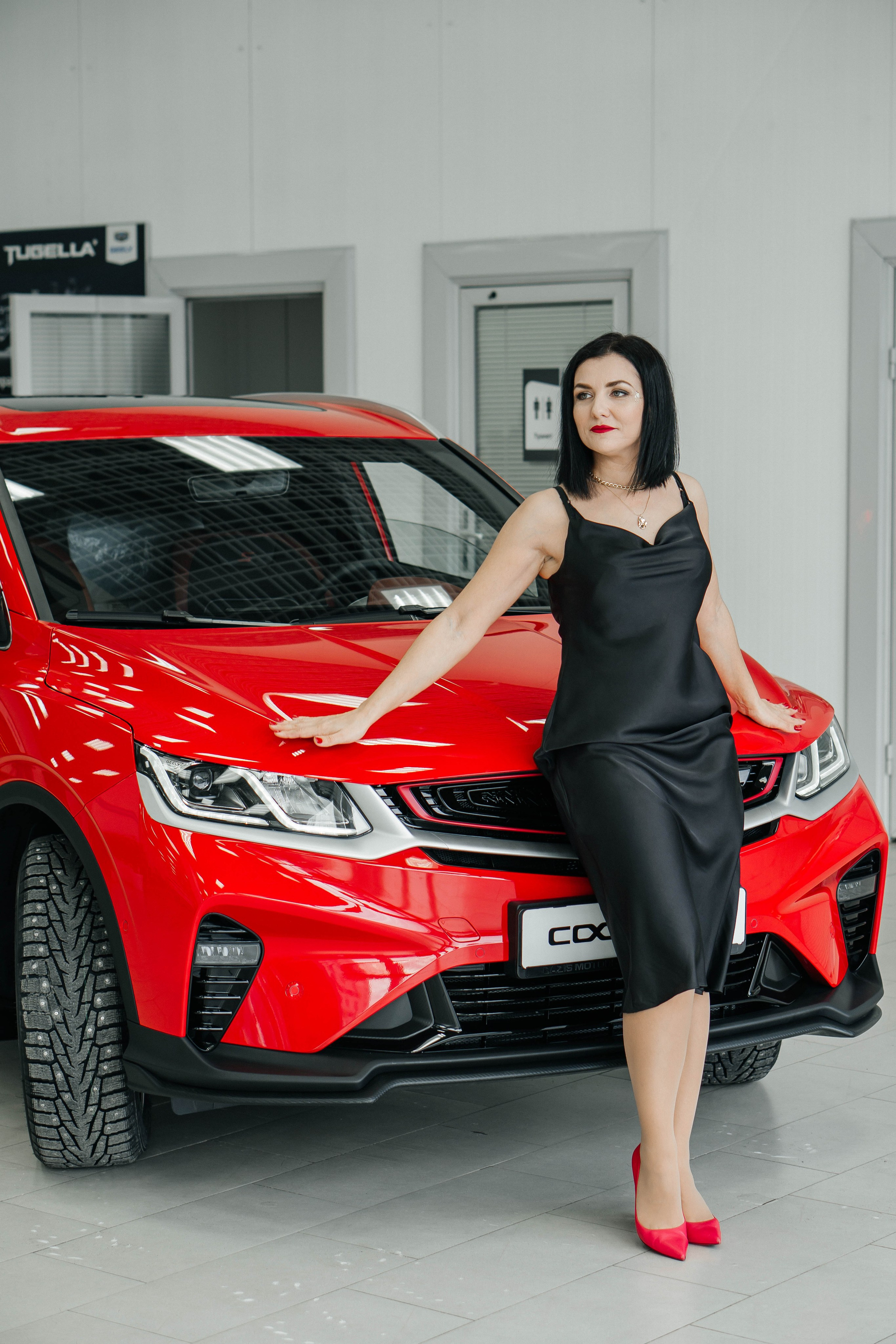 В автосалоне. Получение ключей от автомобиля. Женский, семейный и детский фотограф в Тюмени Диана Осипова