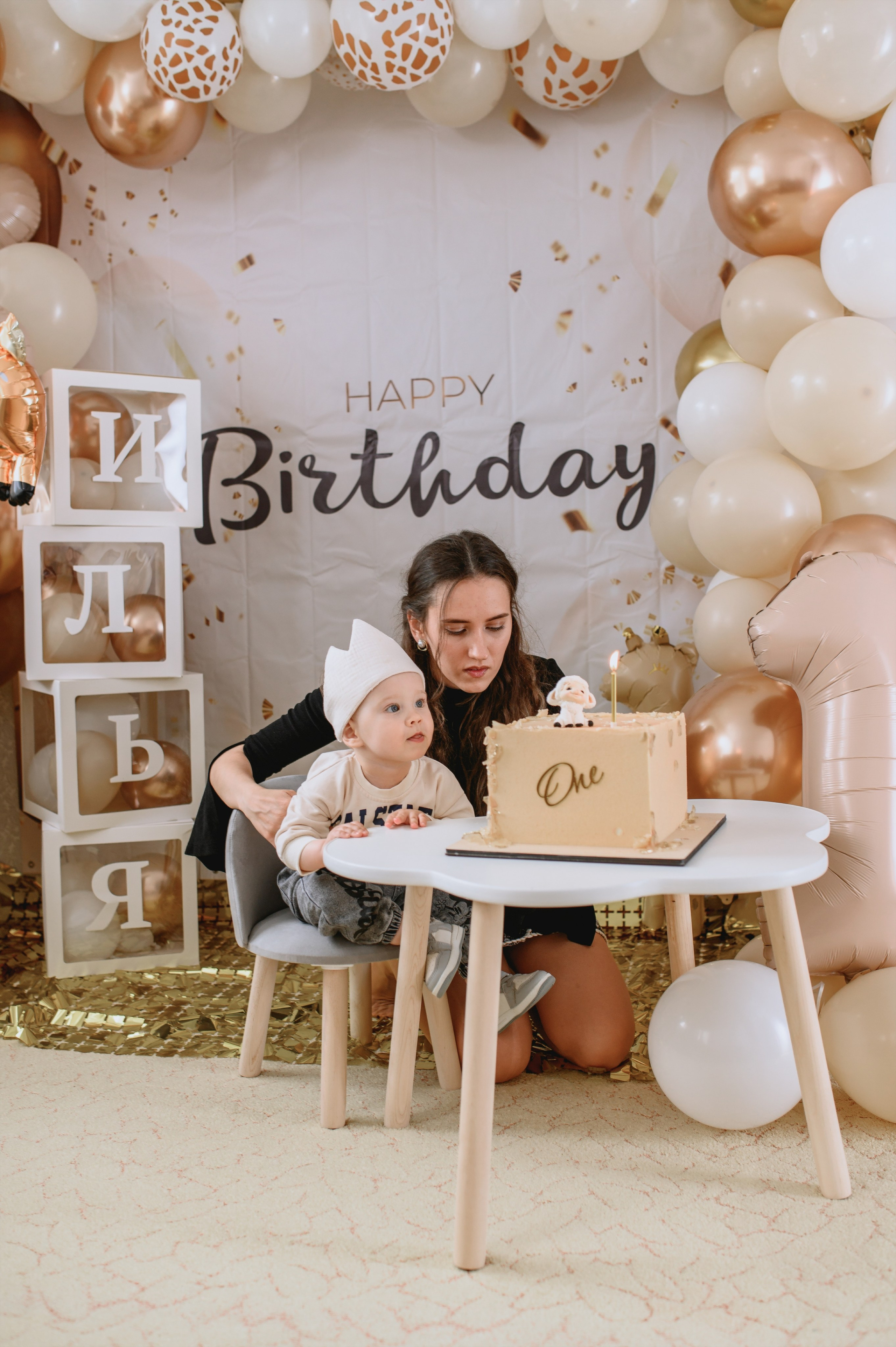 Дома во дворе и на фотозоне. Годик. Фотограф Котова Валентина