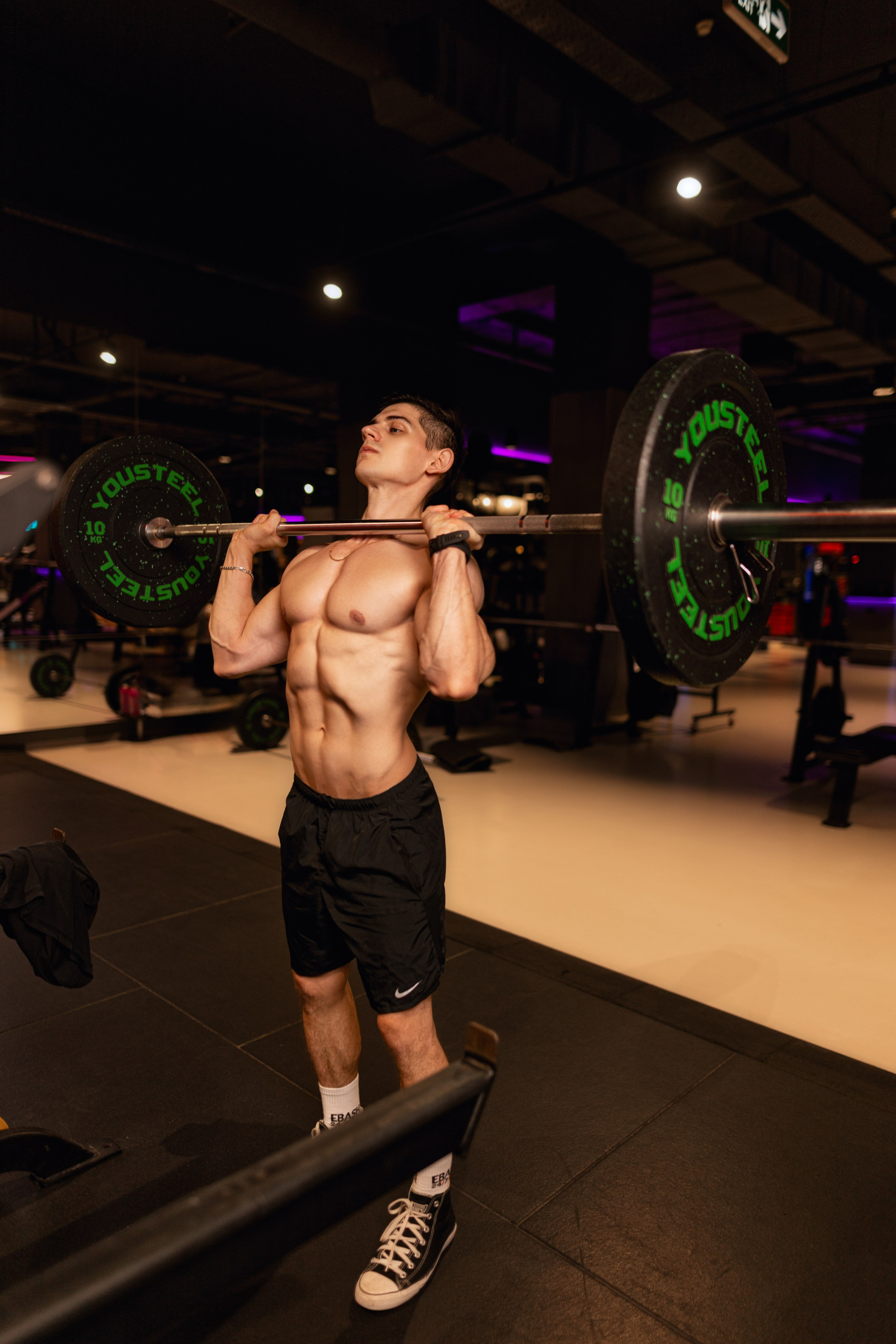 Фотосет в Владом в тренажерном зале для контента. Дмитрий Шульгин, портретный фотограф в Воронеже