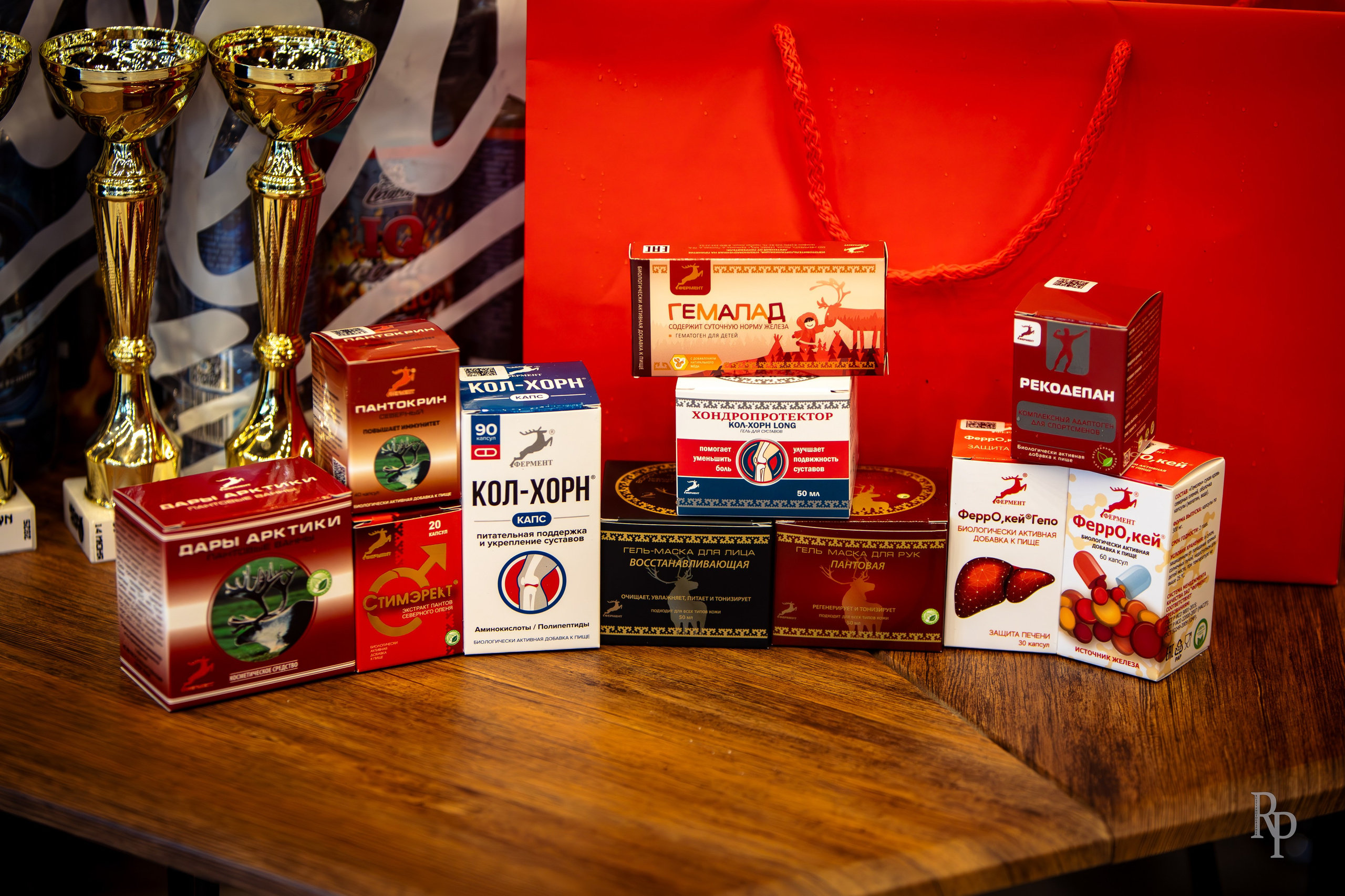 SHOWDOWN. Rusty Photographer