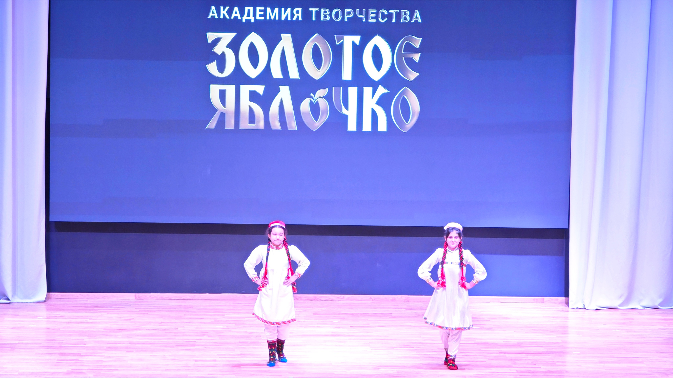 1 ноября 2025 г, г. Бохтар, Таджикистан. Золотое яблочко