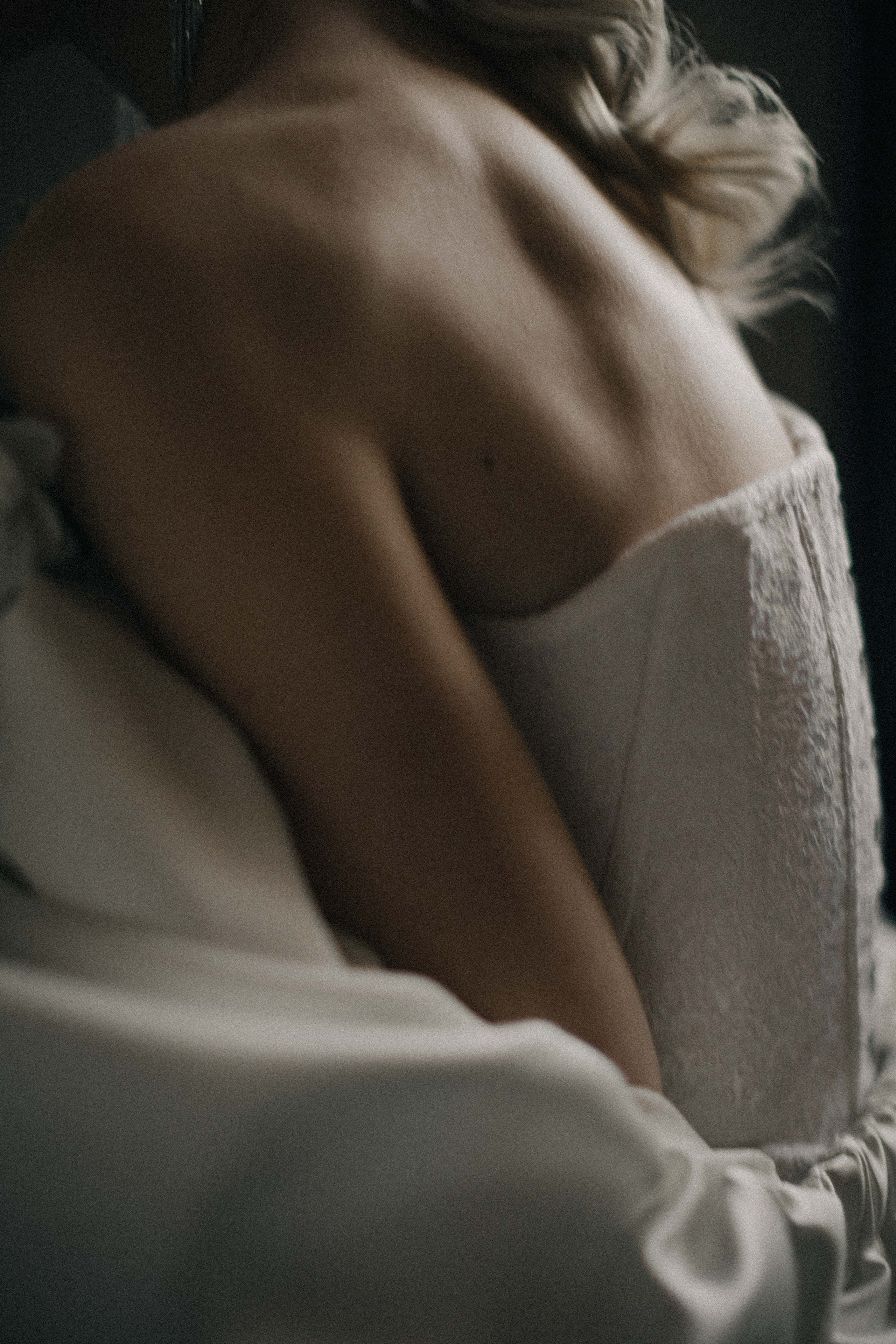 Счастливая пара позирует на свадебной фотосессии на фоне зеленой ткани в театре ,фэшн съемка ,топ 100 — свадебный фотограф Алена Межевова