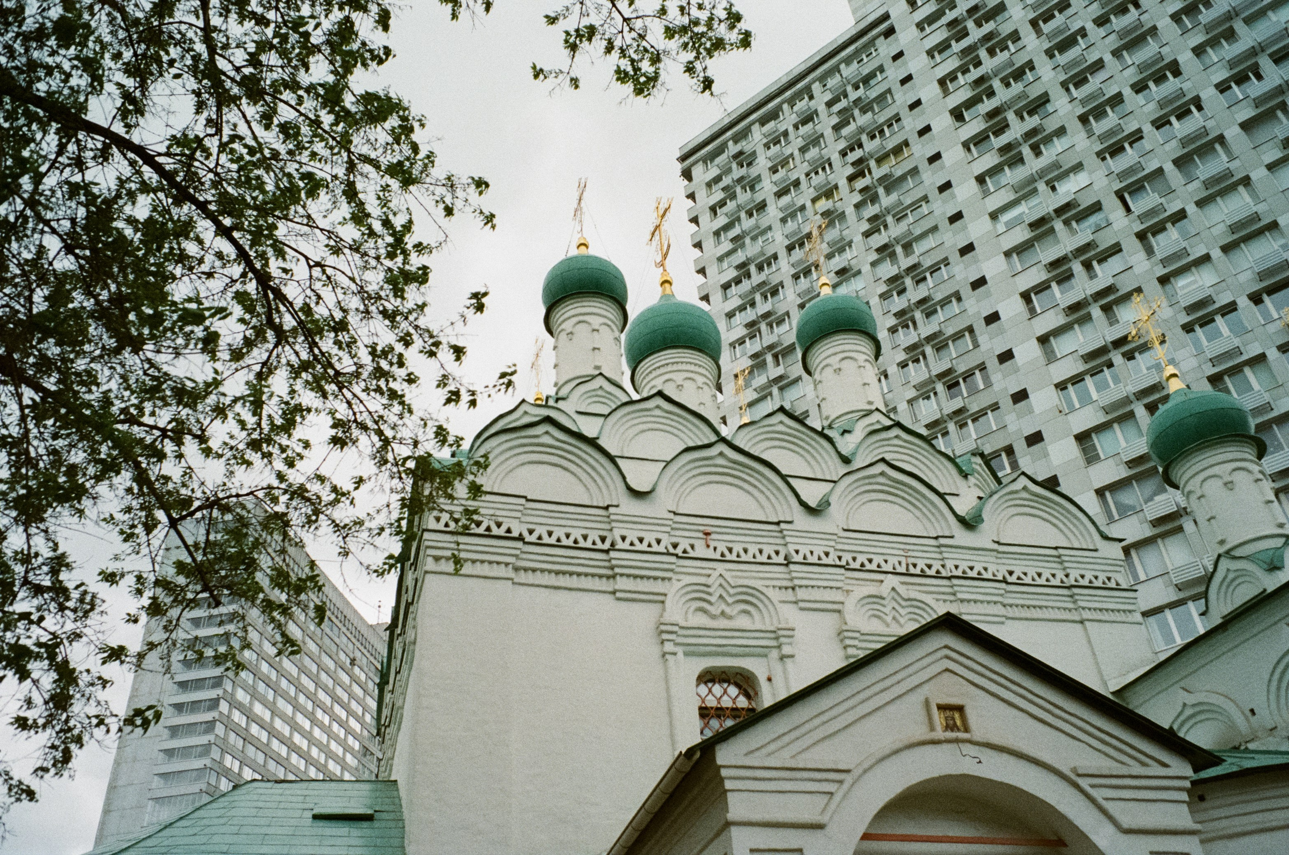 Ул. Поваровка и окрестности | Voigtlander BESSA-T — Voigtlander Ultron 28 mm f/2 | Kodak Ultramax 400 (просрочка) @ ISO 100