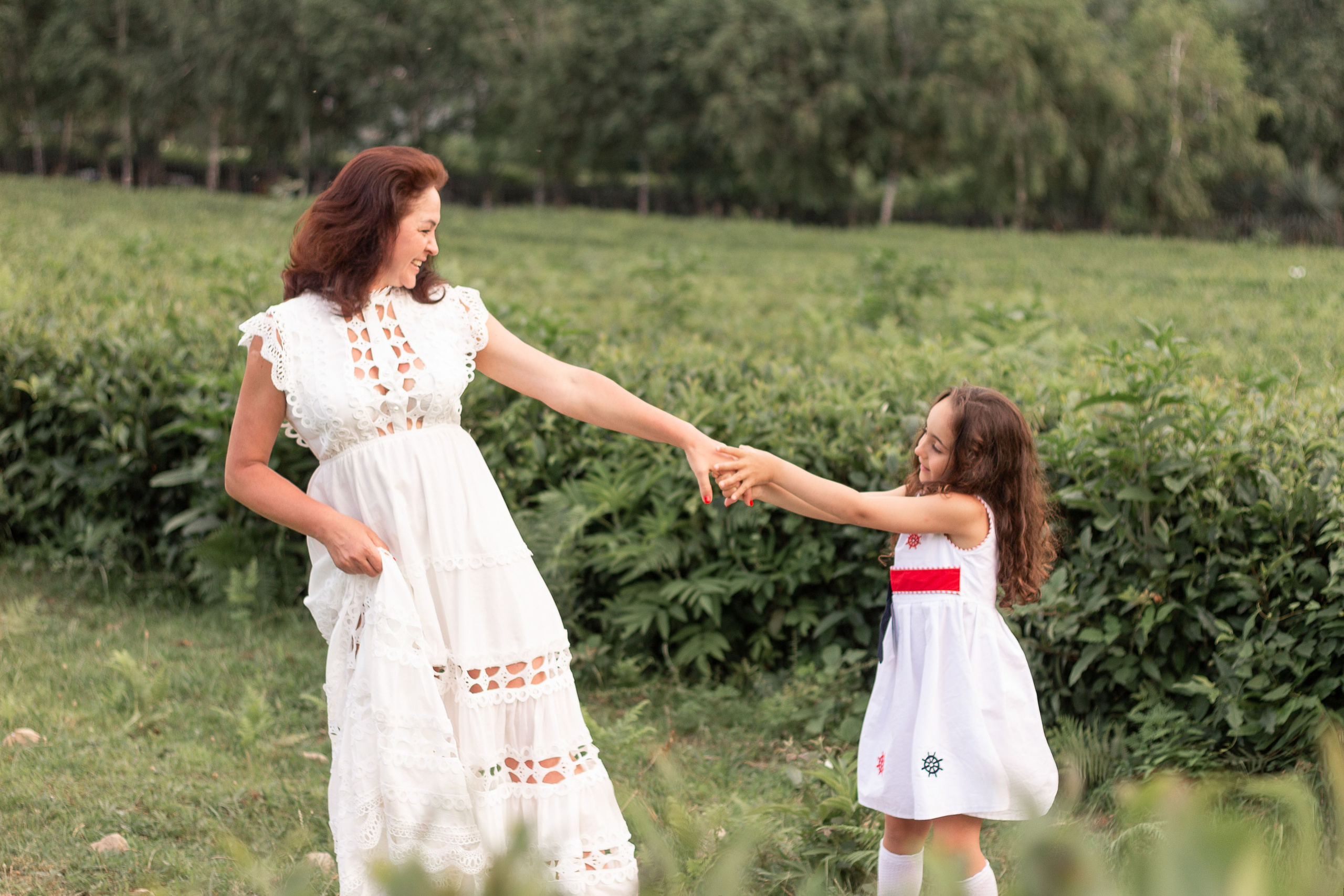 Мама с дочкой встречают закат в горах. Семейный фотограф в Сочи, Лоо, Дагомысе, Вардане Кучумова Олеся
