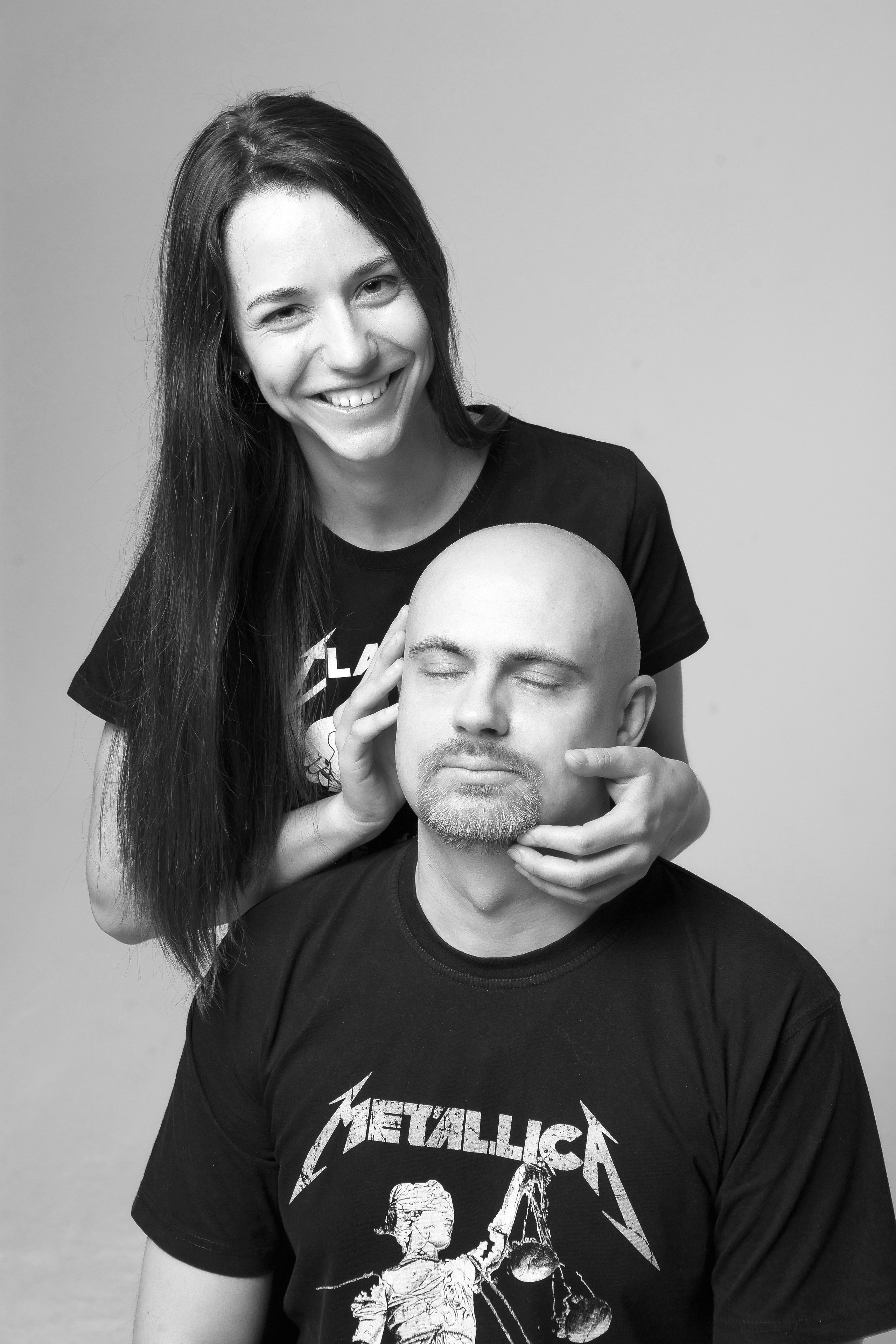 Фотосессия в студии для пары, черно-белая фотография, белый фон, чб, профессиональная фотосессия, студиная фотосессия, фотограф в москве, лавстори, семеная фотосессия, минимализм.