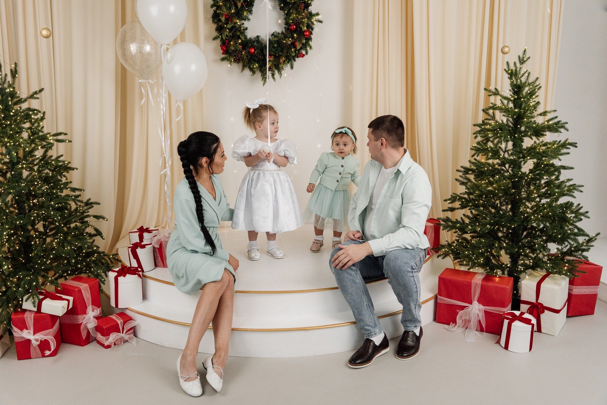 Каролина и Регина с родителями. Фотограф в Красноярске. Юлия Чаушанская