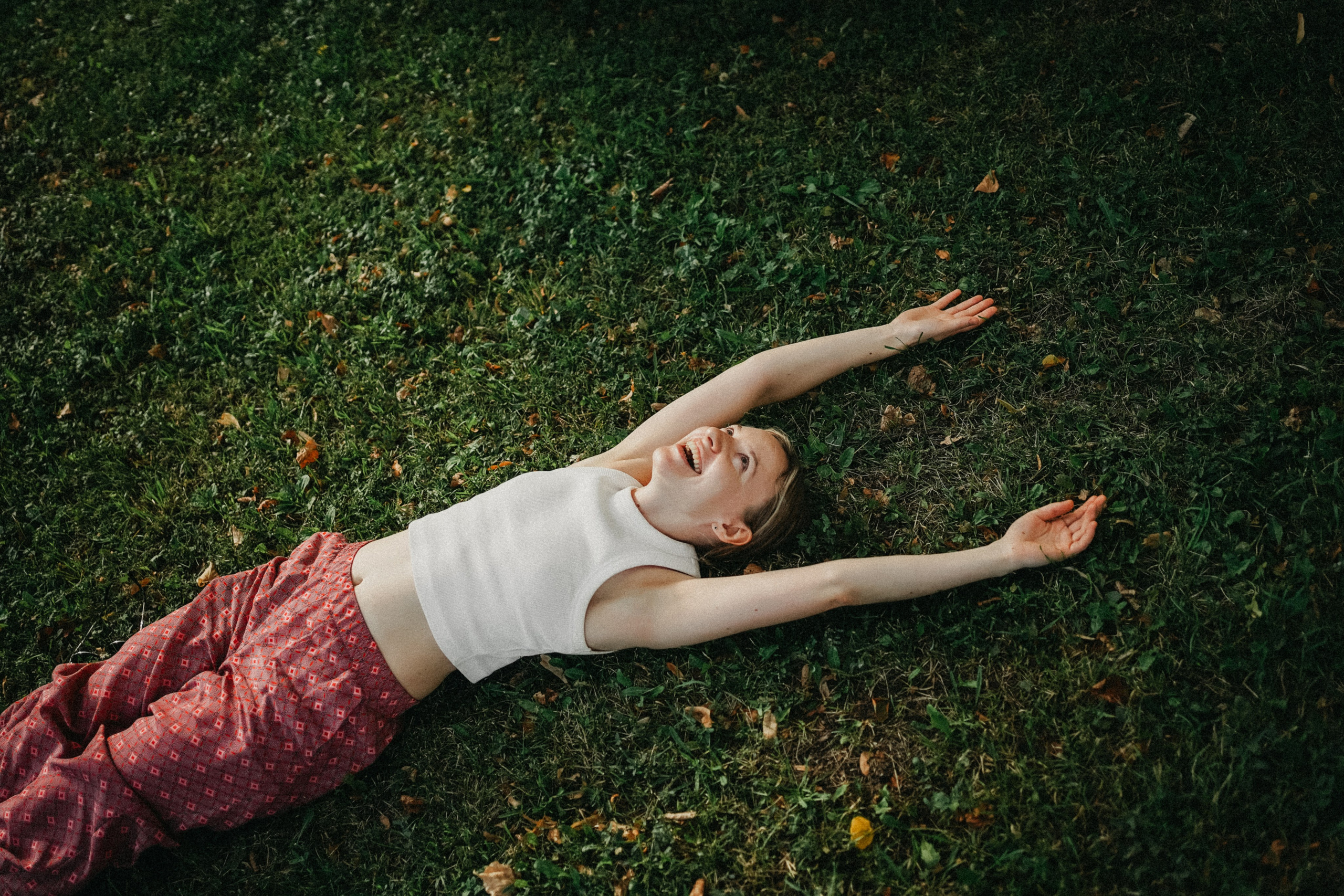 Девушка по городу шагает босиком. Фотограф Наталья Колганова