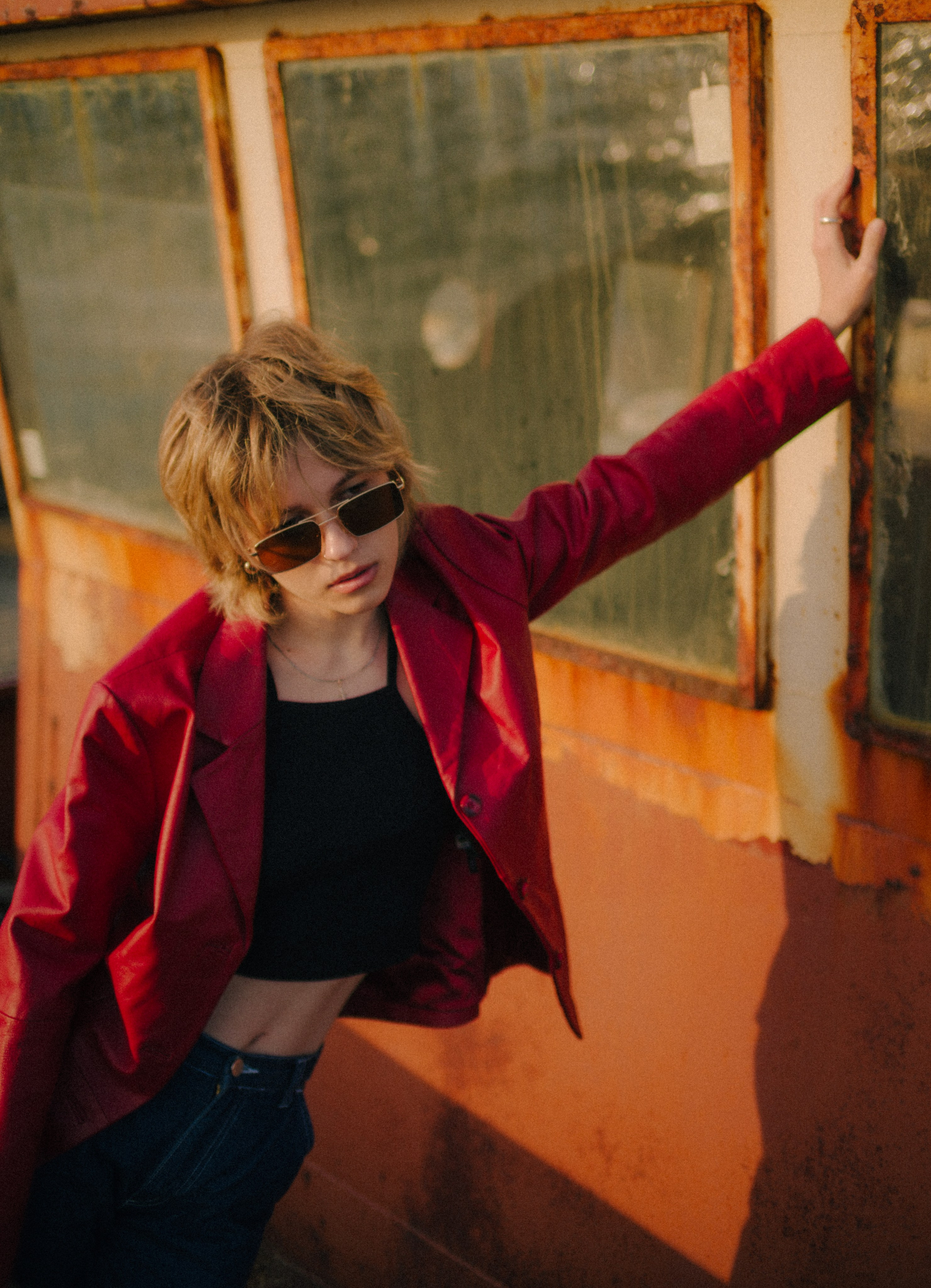 Вика среди заброшенных кораблей. Главная