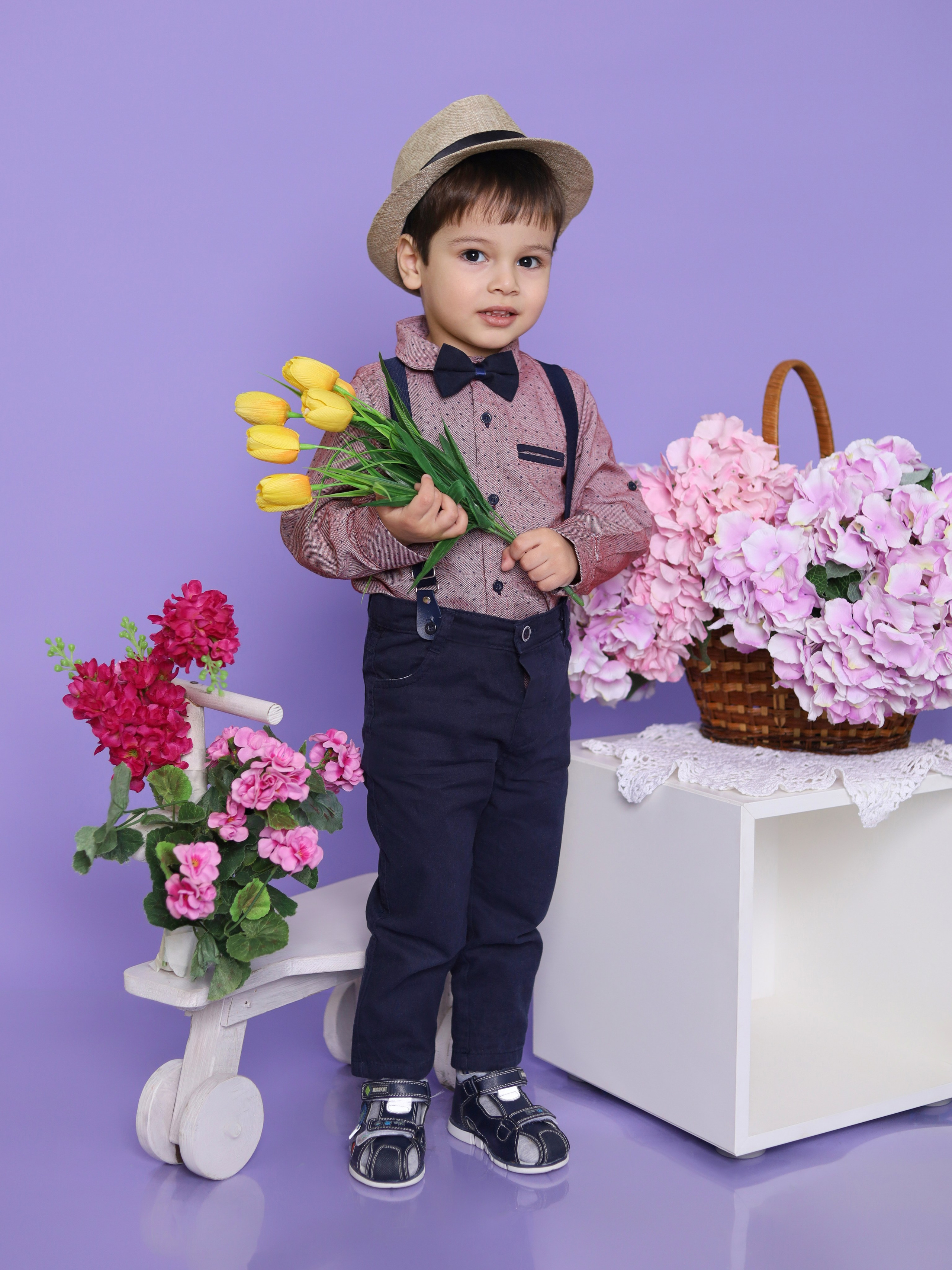 Общее фото в детском саду с выездным реквизитом в Тюмени. Выпускные альбомы в Тюмени для школ, садов, вузов спортивных секций