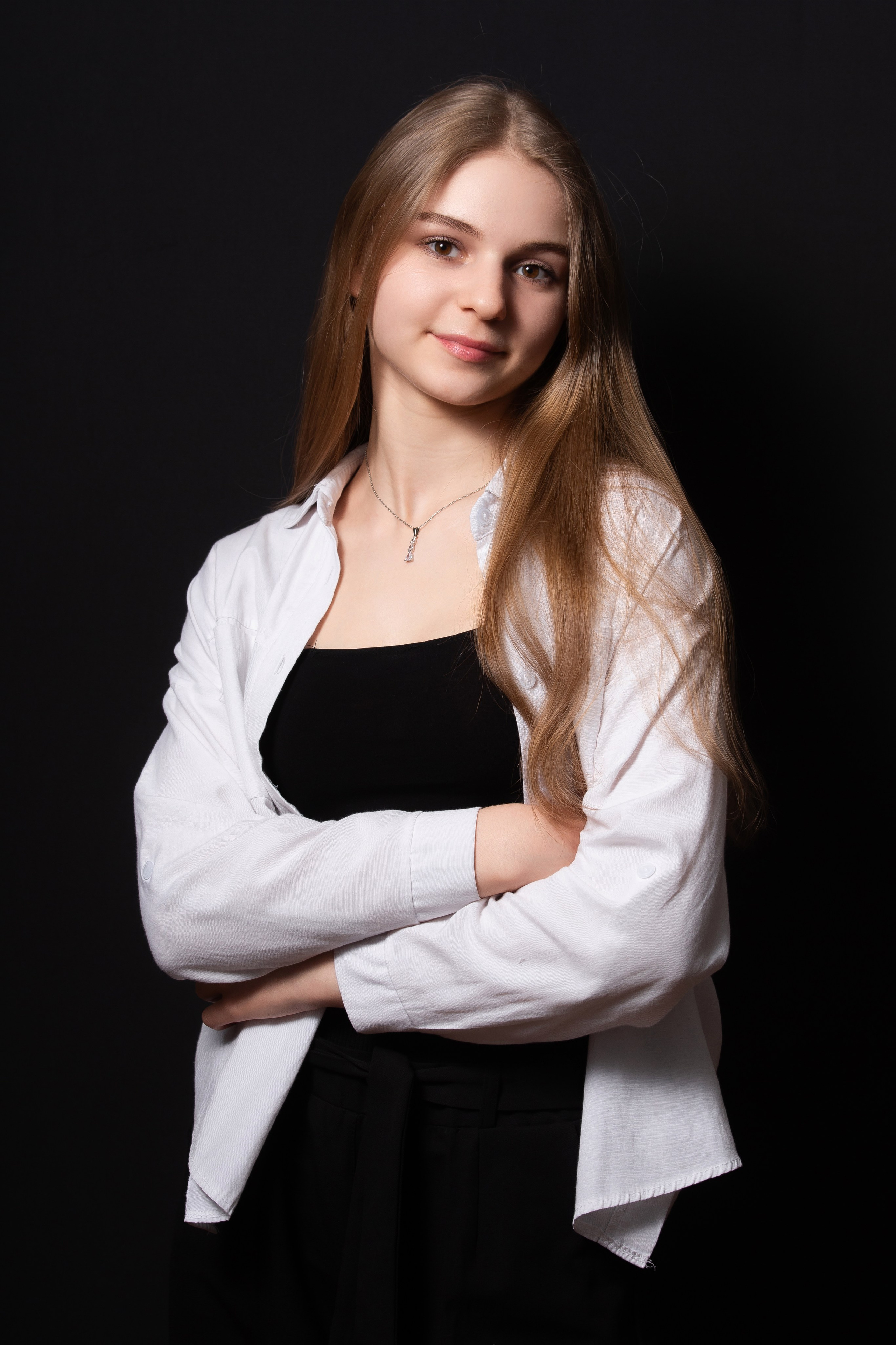 Портретная фотосессия для учеников 9 класса на чёрном фоне | Школьный фотограф Николай Богатырёв | Твой альбом / Твои правила. ТВОЙ АЛЬБОМ / ТВОИ ПРАВИЛА