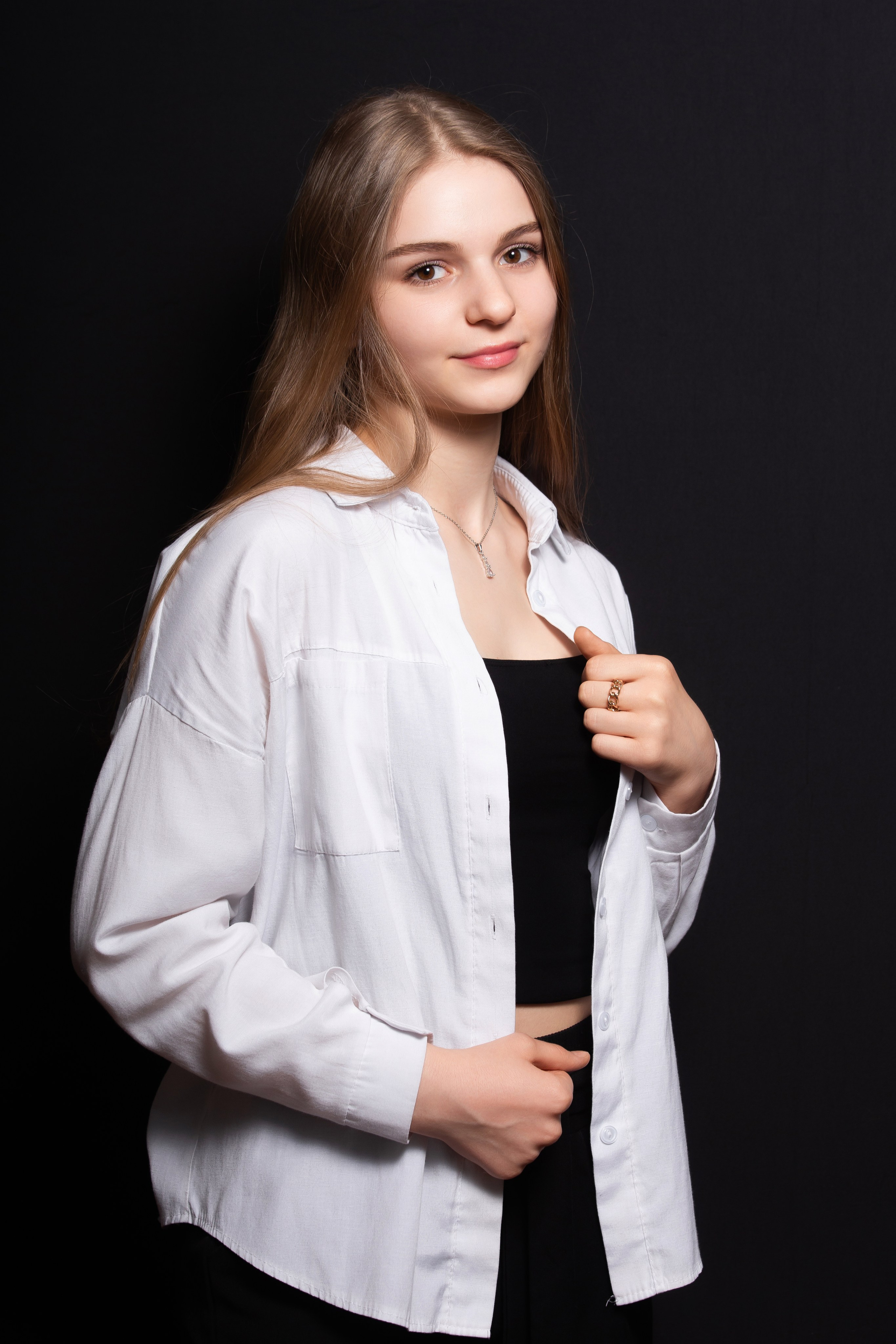 Портретная фотосессия для учеников 9 класса на чёрном фоне | Школьный фотограф Николай Богатырёв | Твой альбом / Твои правила. ТВОЙ АЛЬБОМ / ТВОИ ПРАВИЛА