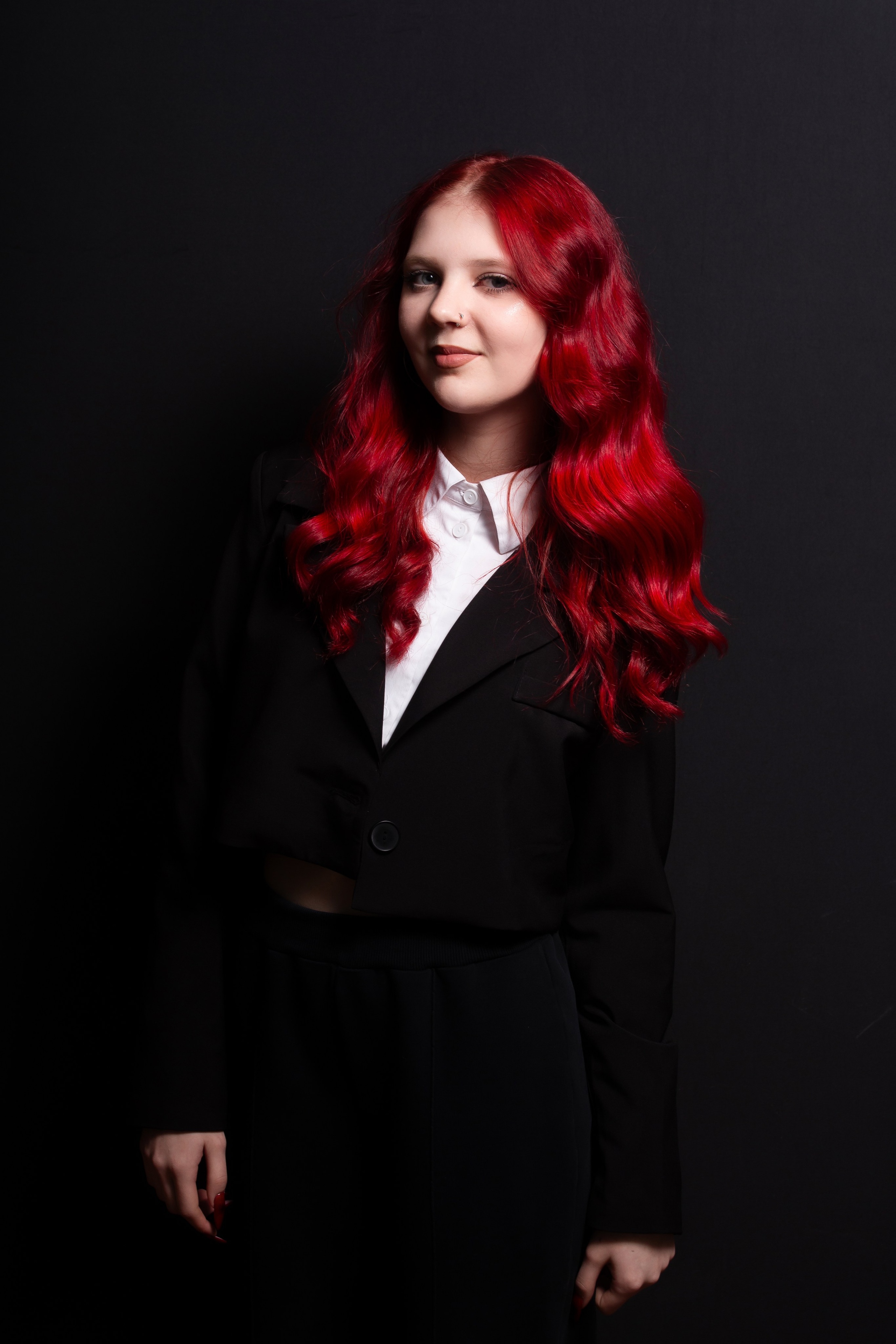 Портретная фотосессия для учеников 9 класса на чёрном фоне | Школьный фотограф Николай Богатырёв | Твой альбом / Твои правила. ТВОЙ АЛЬБОМ / ТВОИ ПРАВИЛА