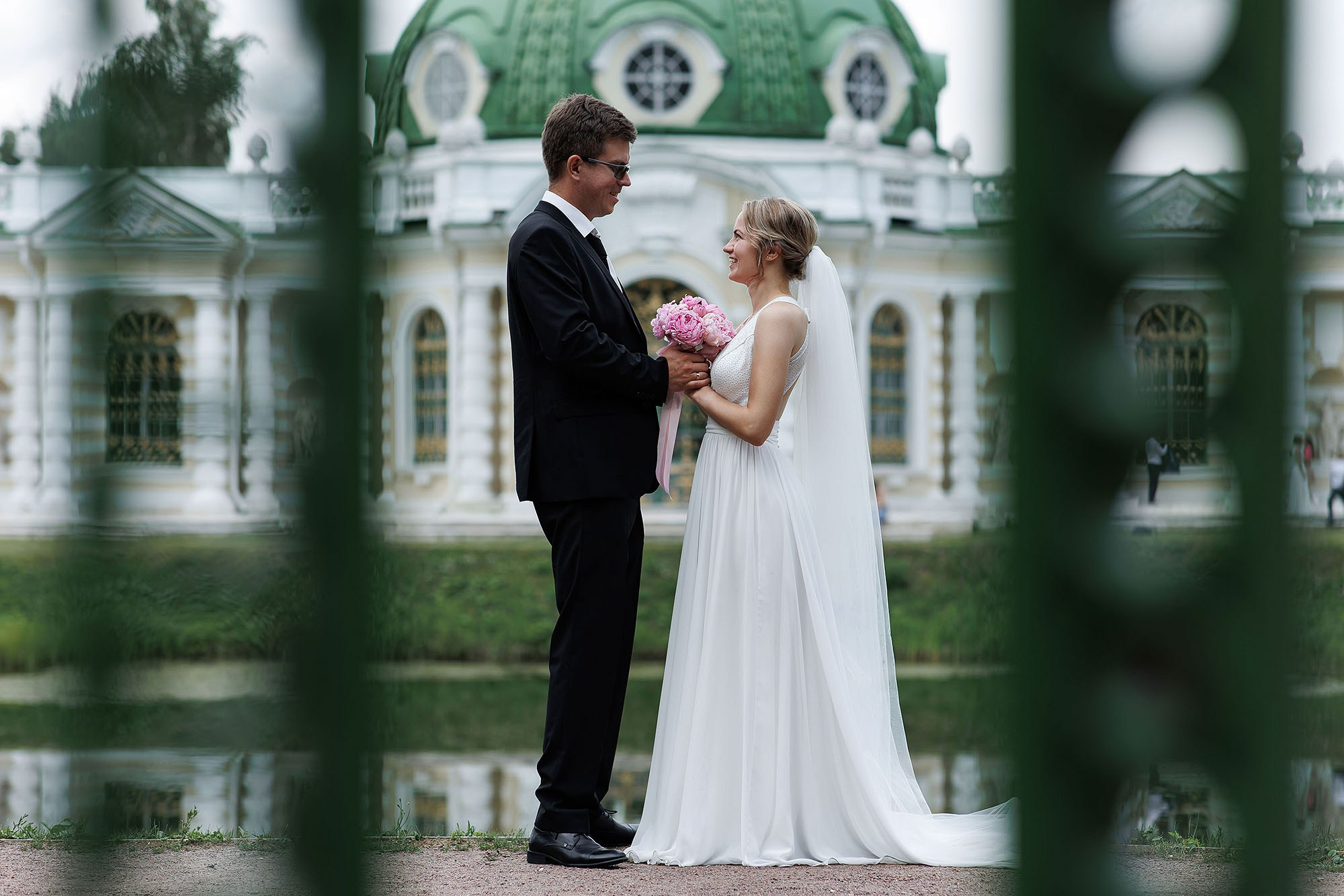 Прогулка, фотосессия жениха и невесты. Свадебная съемка. Фотограф в Москве Валерий Боцман