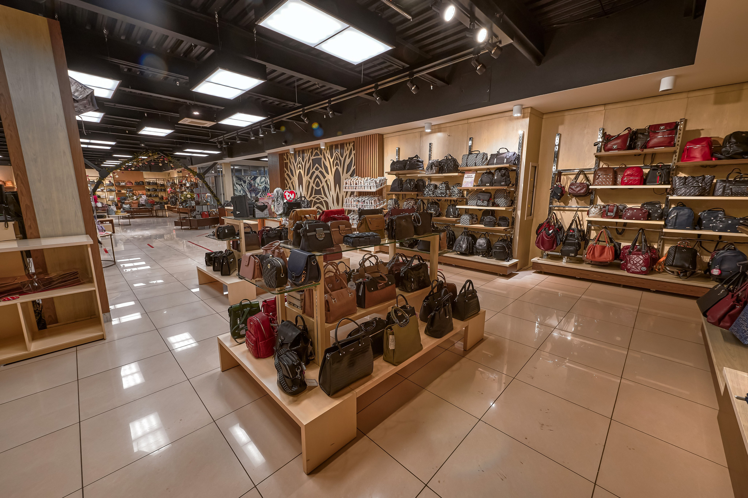 Портфолио по интерьерной и экстерьерной фотосъёмки: Мир сумок — Левый берег. Фотограф Яковлев Роман — Красноярск