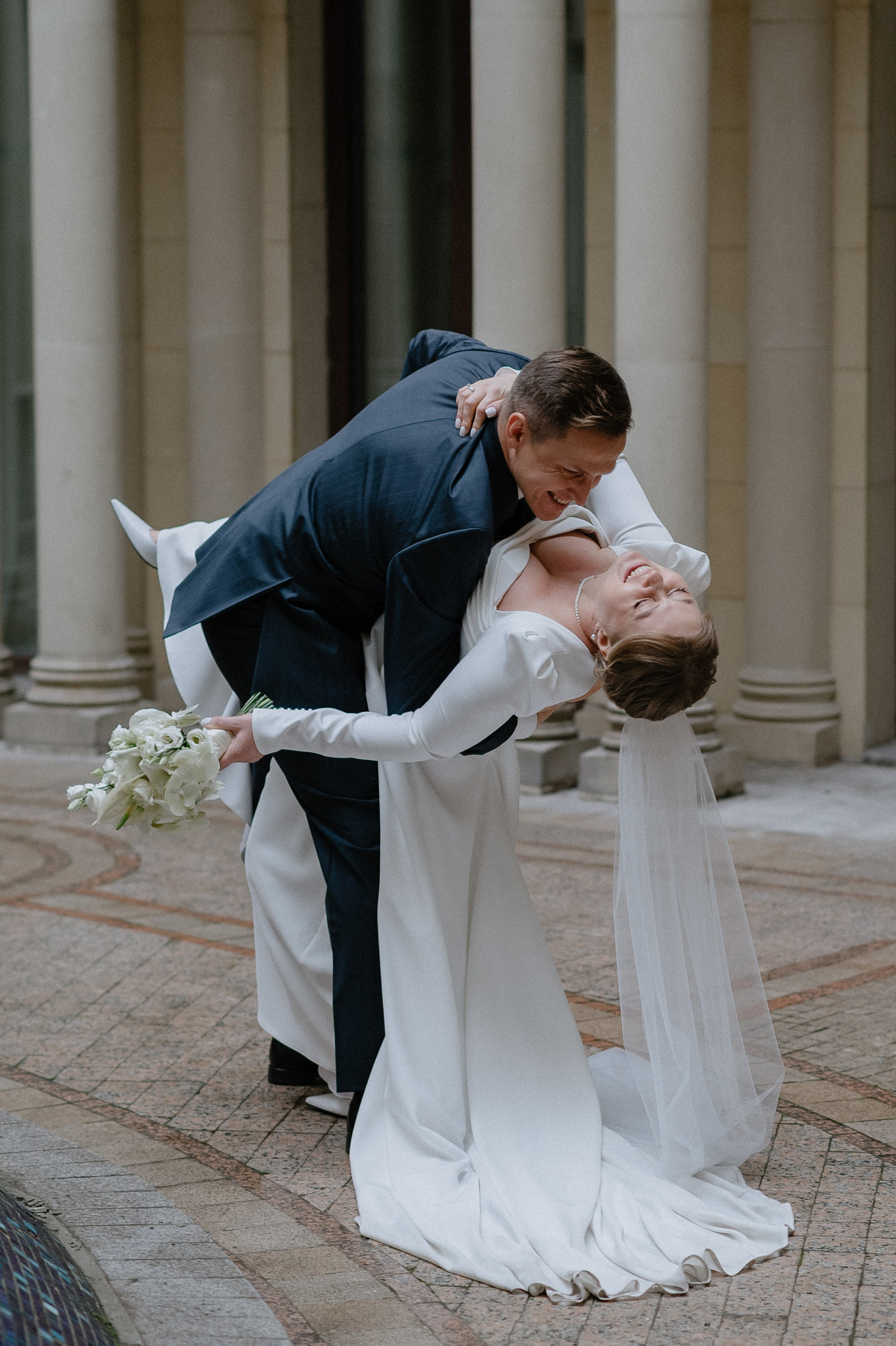 Свадебная фотосессия во дворике отеля St. Regis Nikolskaya