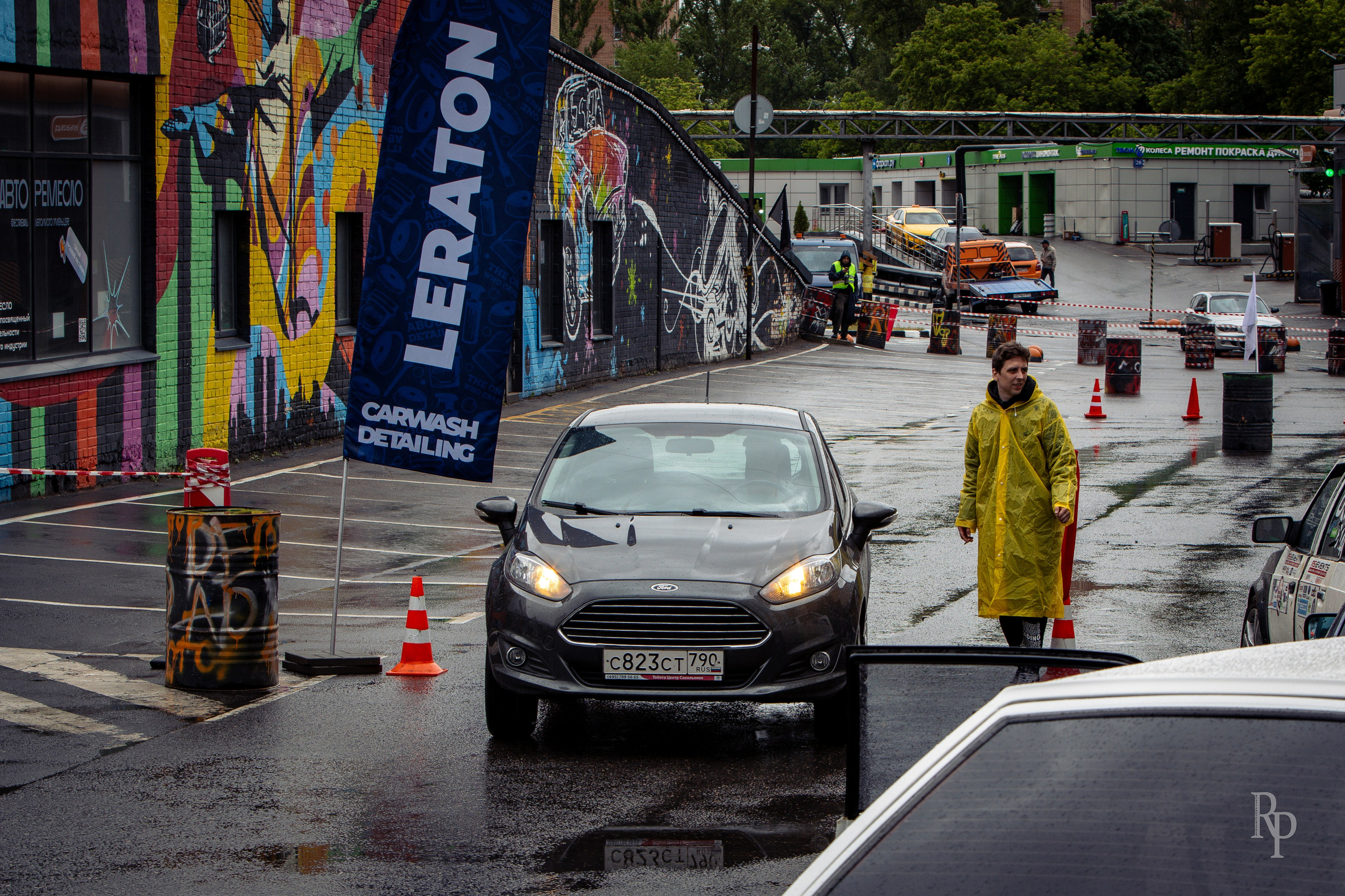 SHOWDOWN. Rusty Photographer