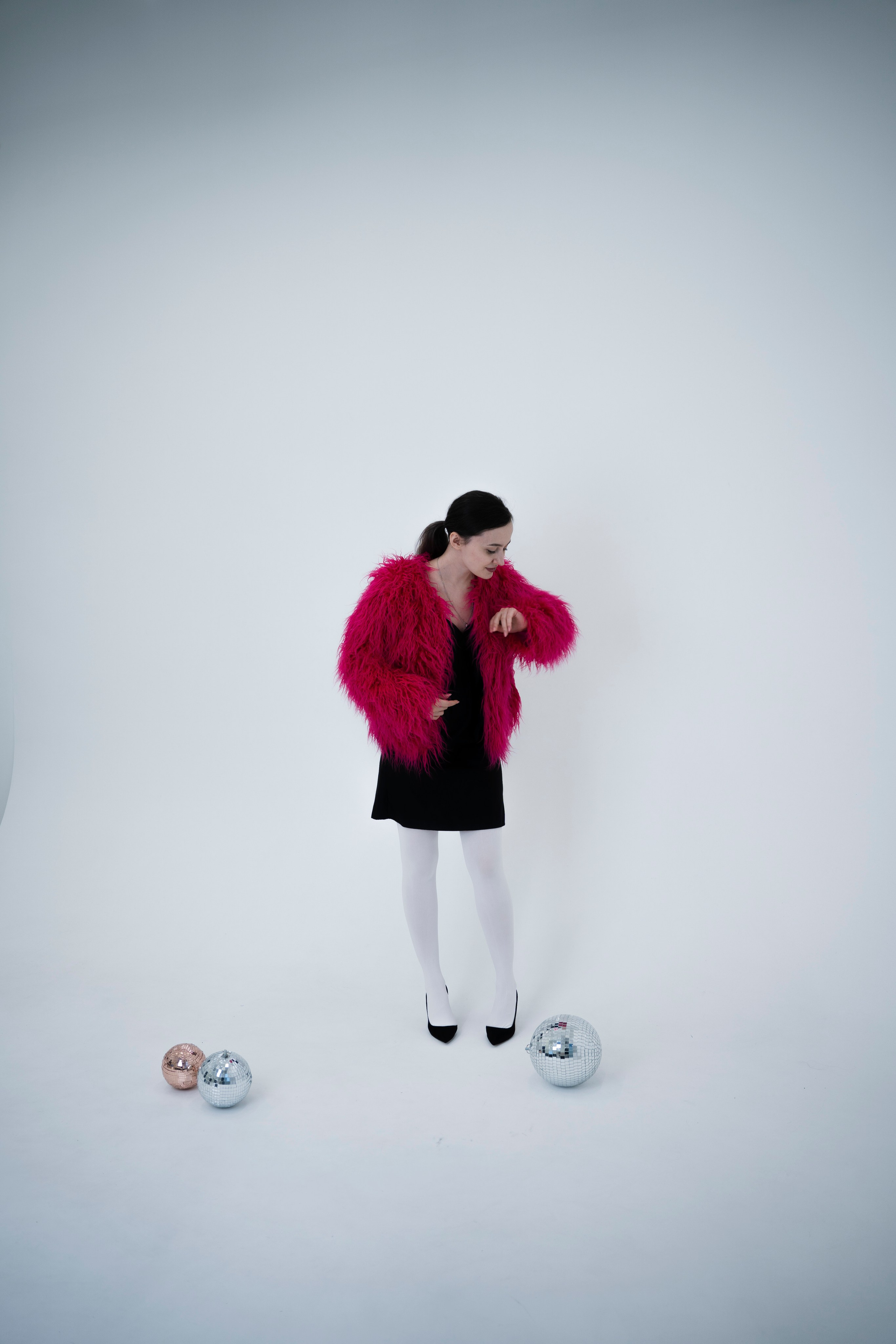 ДЕВОЧКА НА ШАРЕ. Главная