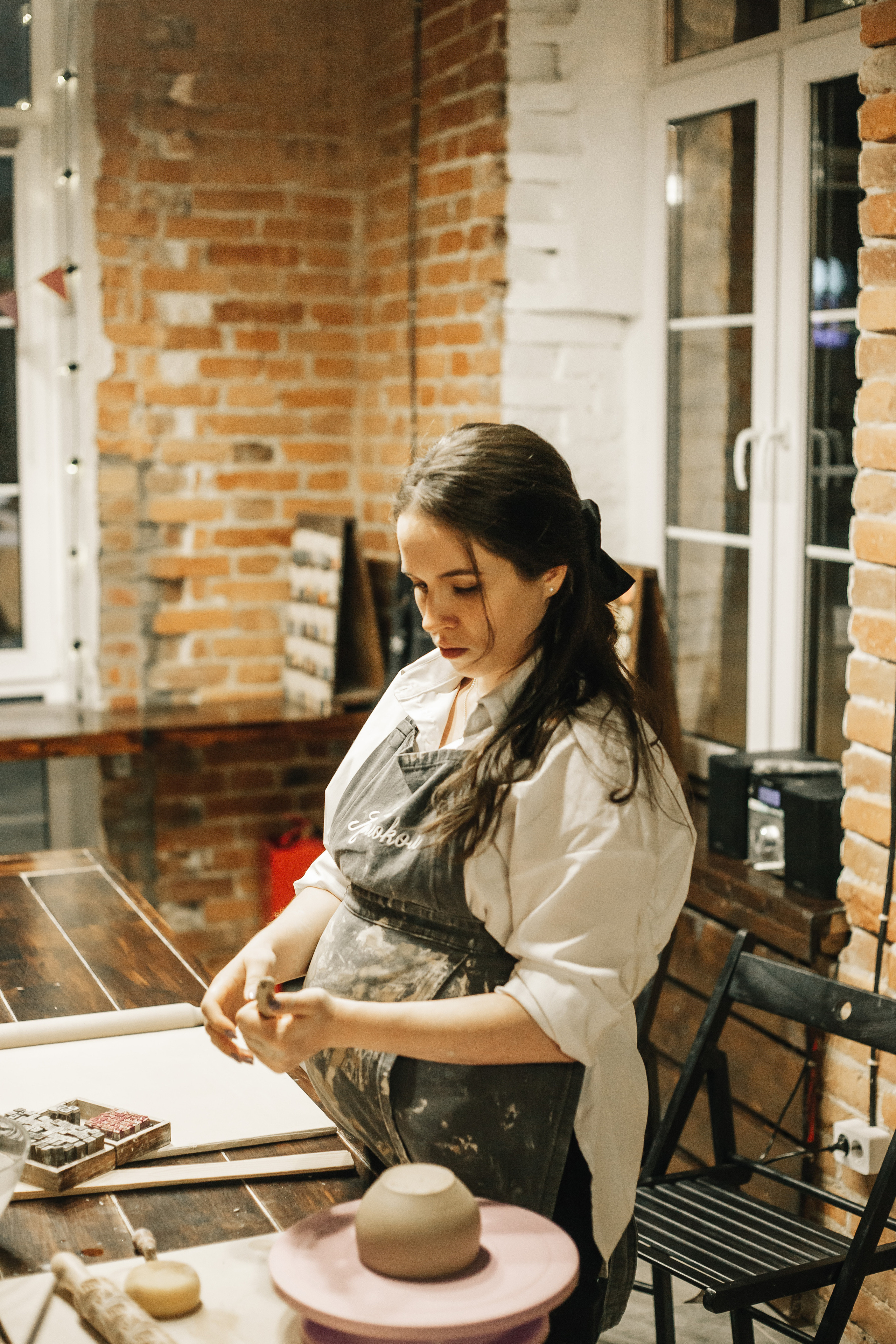 Съемка «В ожиании чуда» в гончарной мастерской. Свадебный и семейный фотограф в Краснодар, Россия