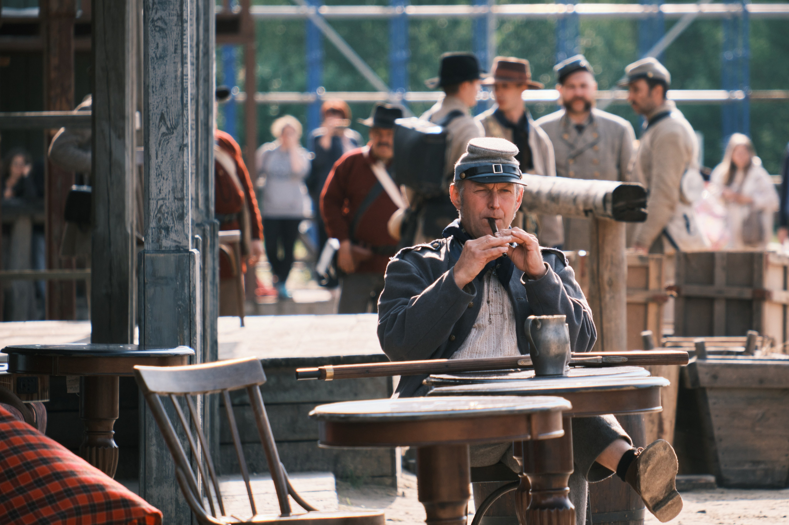 Мужчина играет на флейте в ковбойском городке