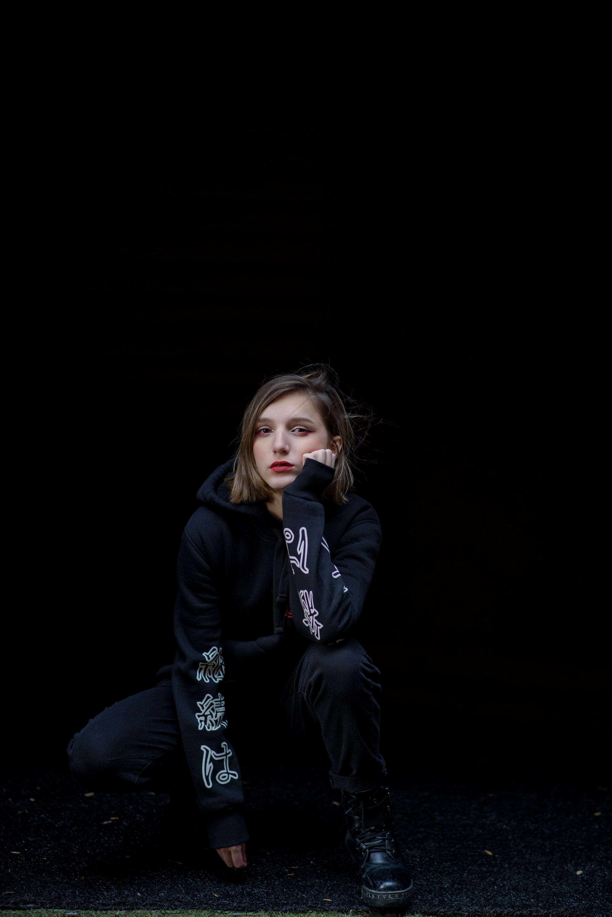 Фотосессия на 18тилетие на территории Красного октября в черной толстовке