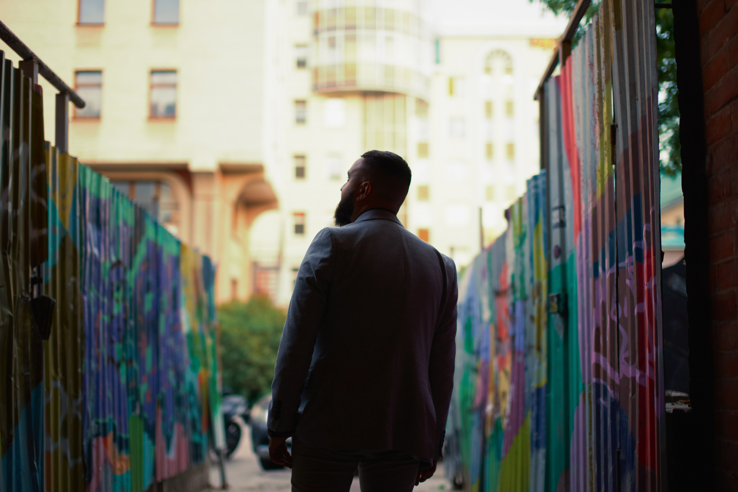 Мужская портретная фотосессия для Артема на улице. Репортажный и женский фотограф в Новосибирске