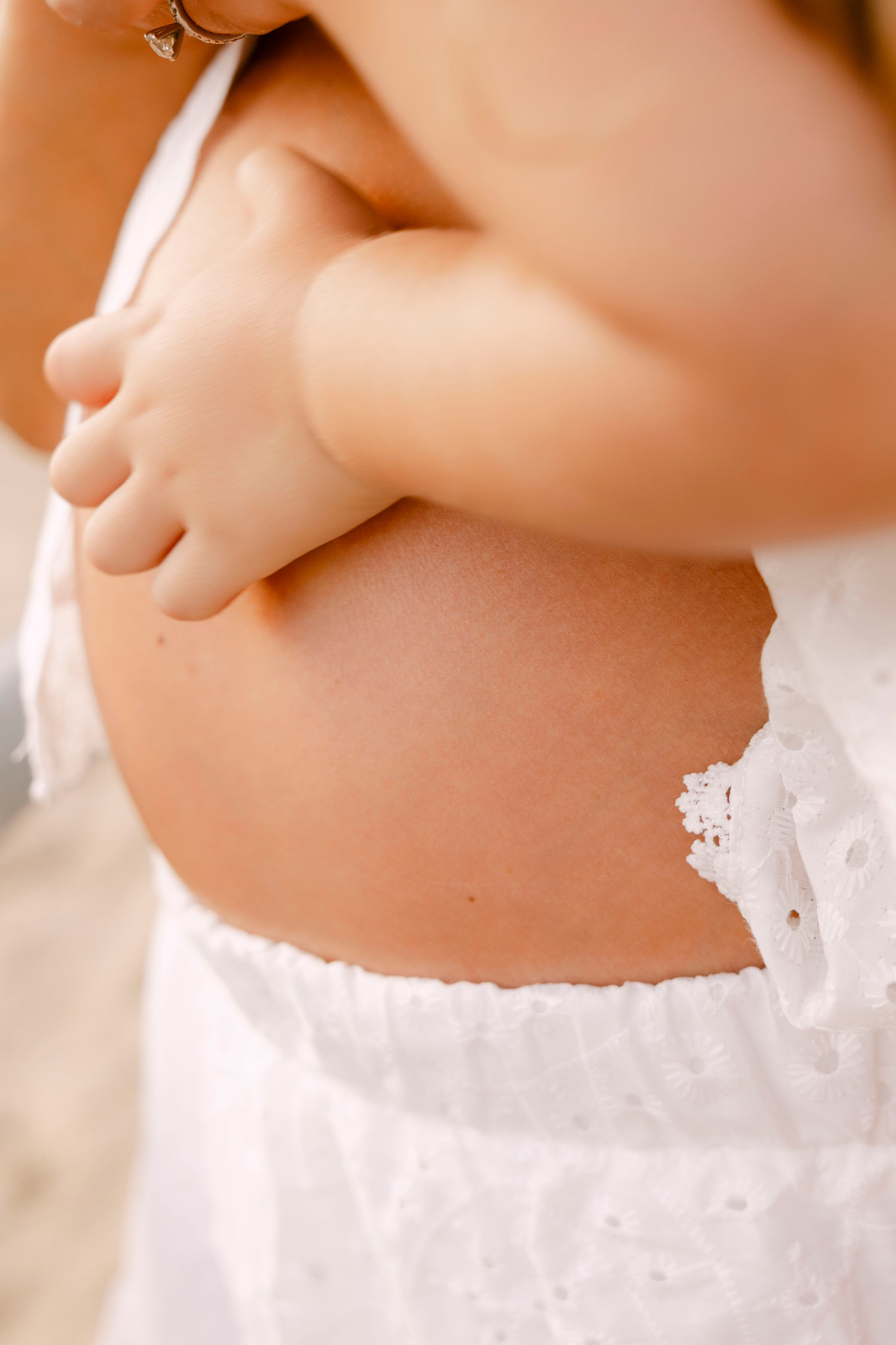 Pregnancy photoshoot at the horse farm. Главная