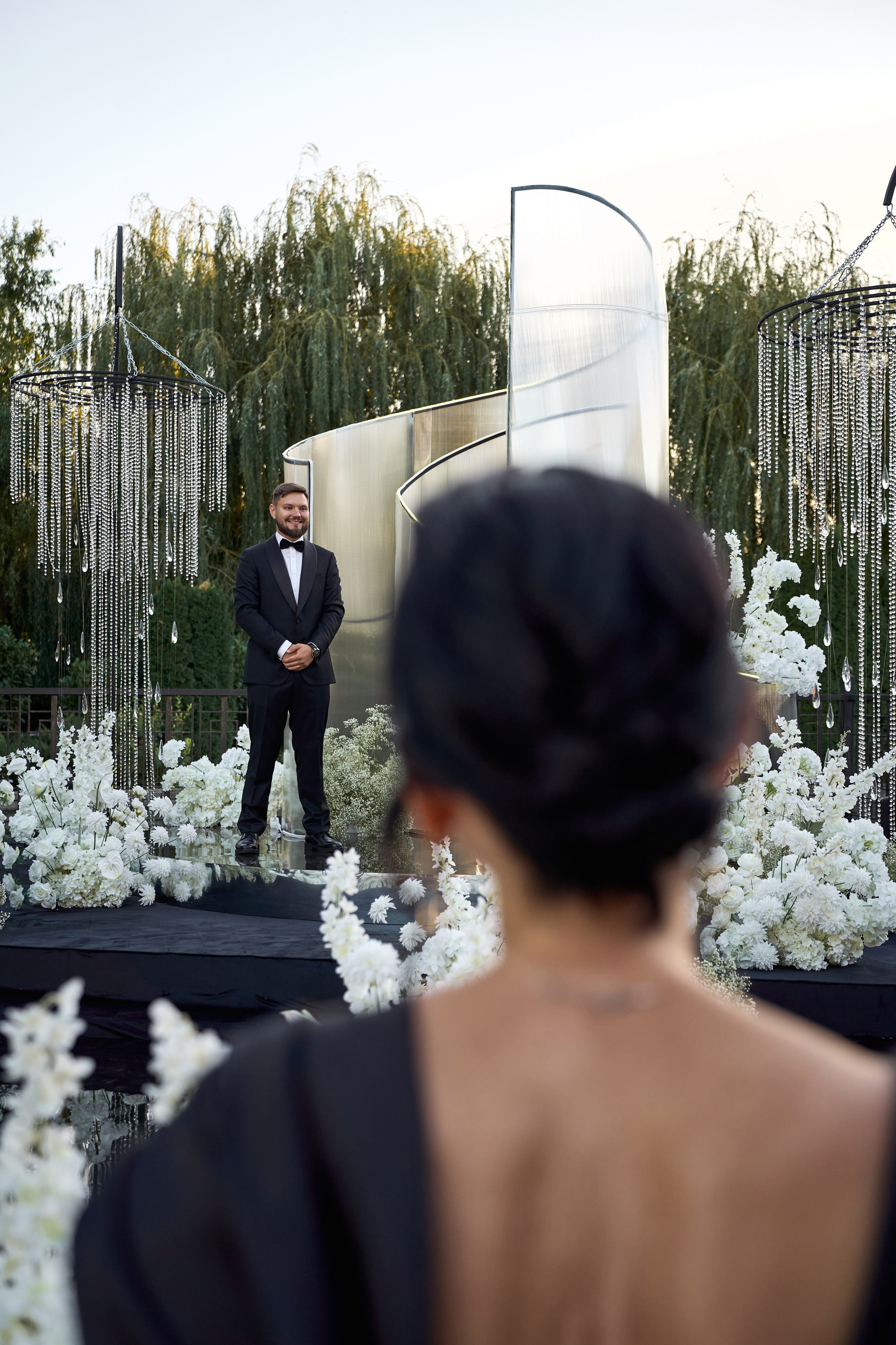 Свадьба с искусственным интеллектом в Усадьбе фамилии от ТВИНС СТУДИО лучших фотографов Краснодара. ТВИНС СТУДИО — лучшие свадебные фотографы и видеографы в Краснодаре