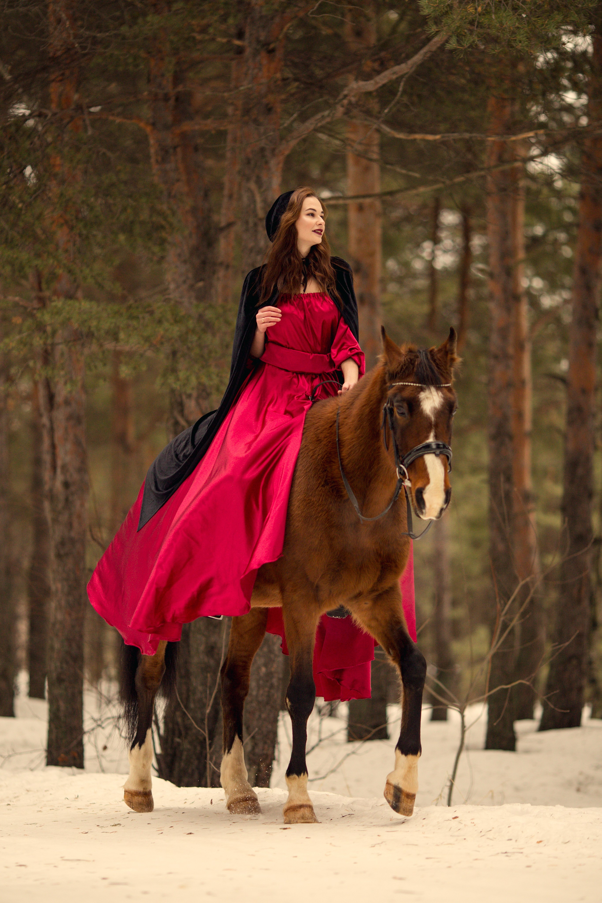 Фотосессия с лошадью в красном платье