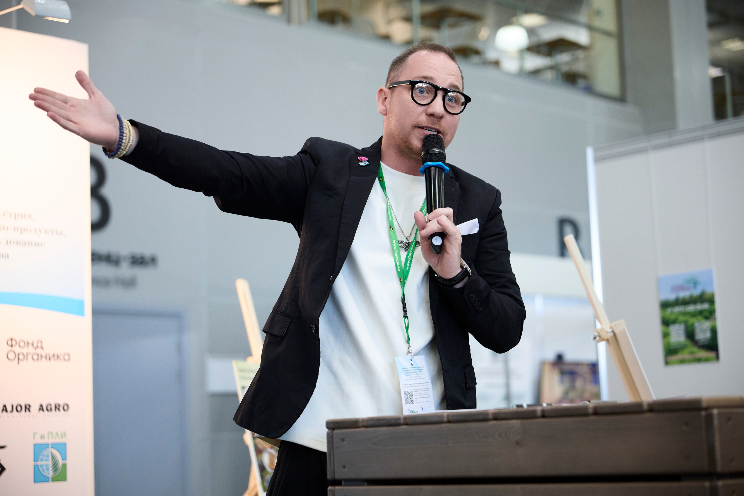 Фото ведущего на выставке в Москве. 